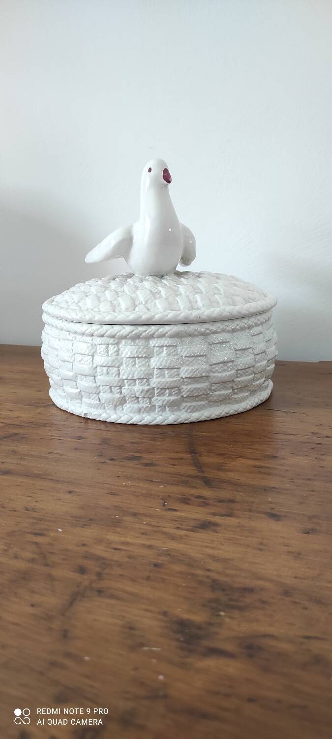 Vintage biscuit or jewelry box