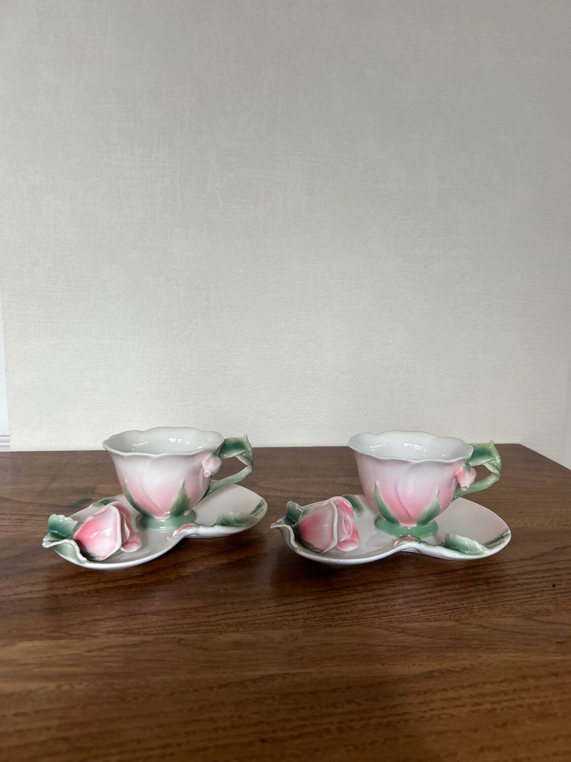 2 rose-shaped cups