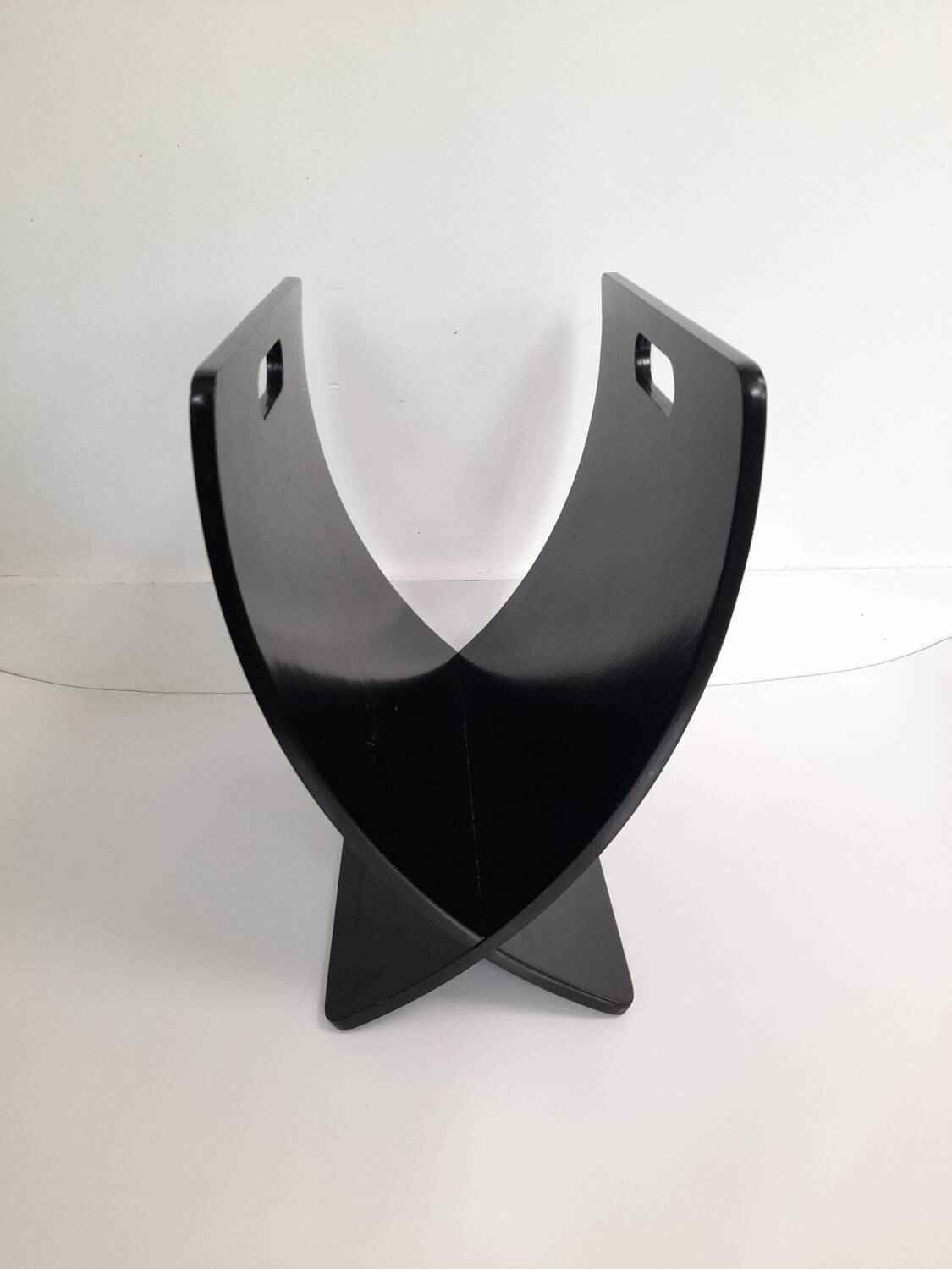 Black lacquered wood magazine rack