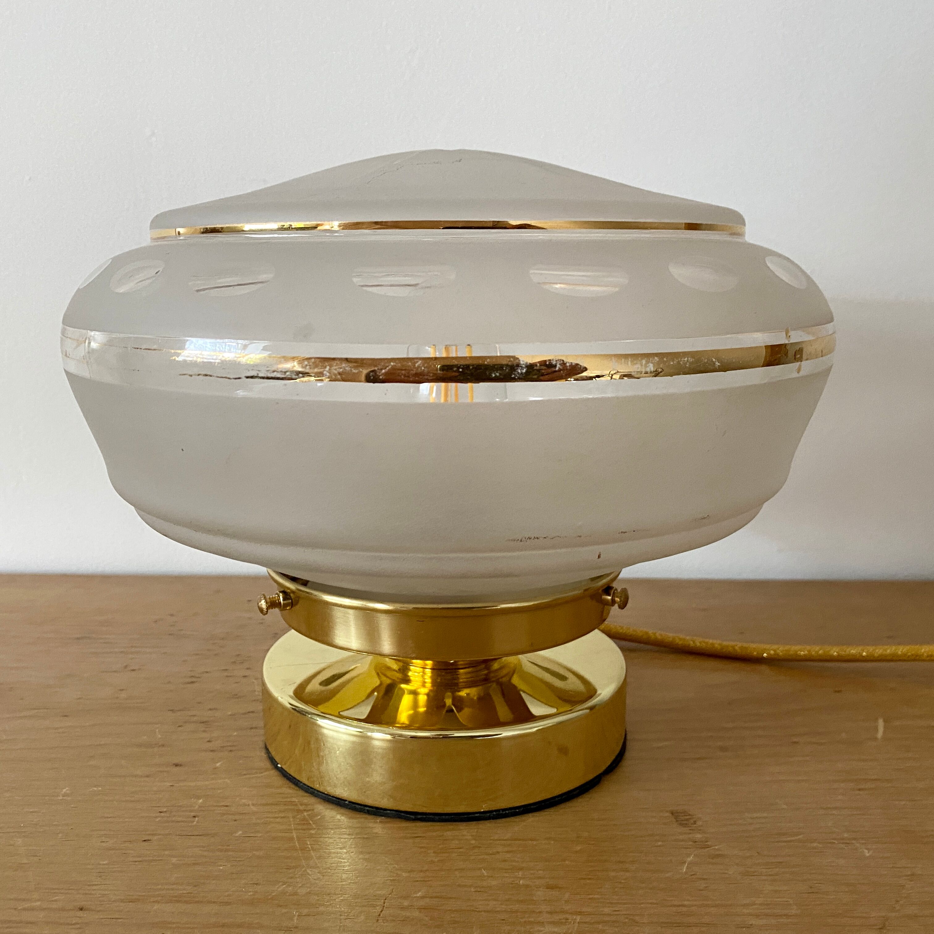 Table lamp globe vintag eblanc and gold