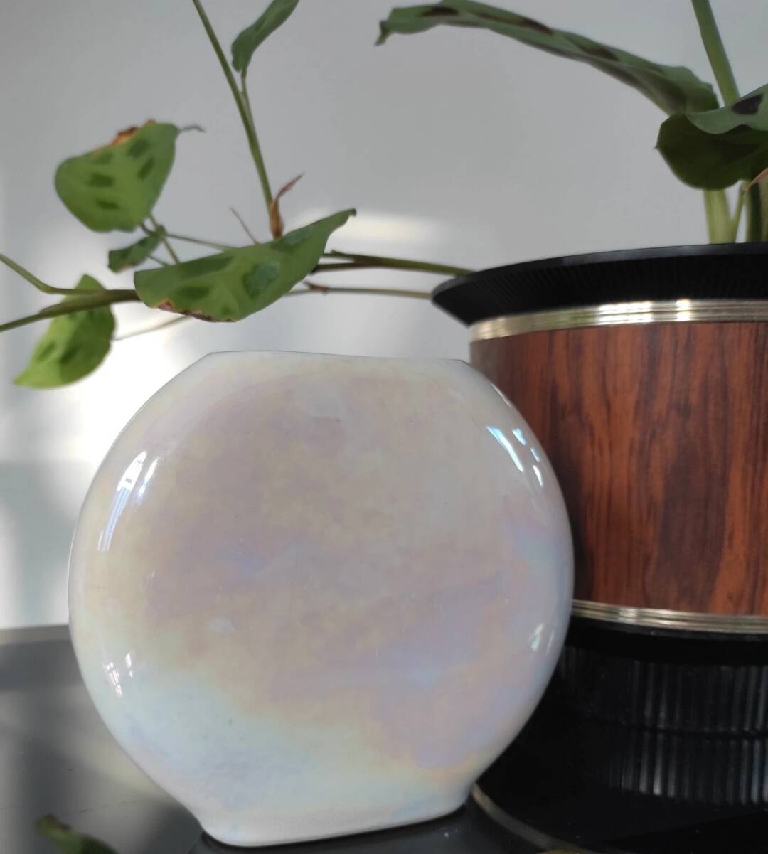 Vase, single flower holder in pearlescent glazed ceramic.