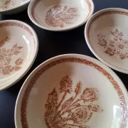 6 beige ceramic deep plates in very good condition.