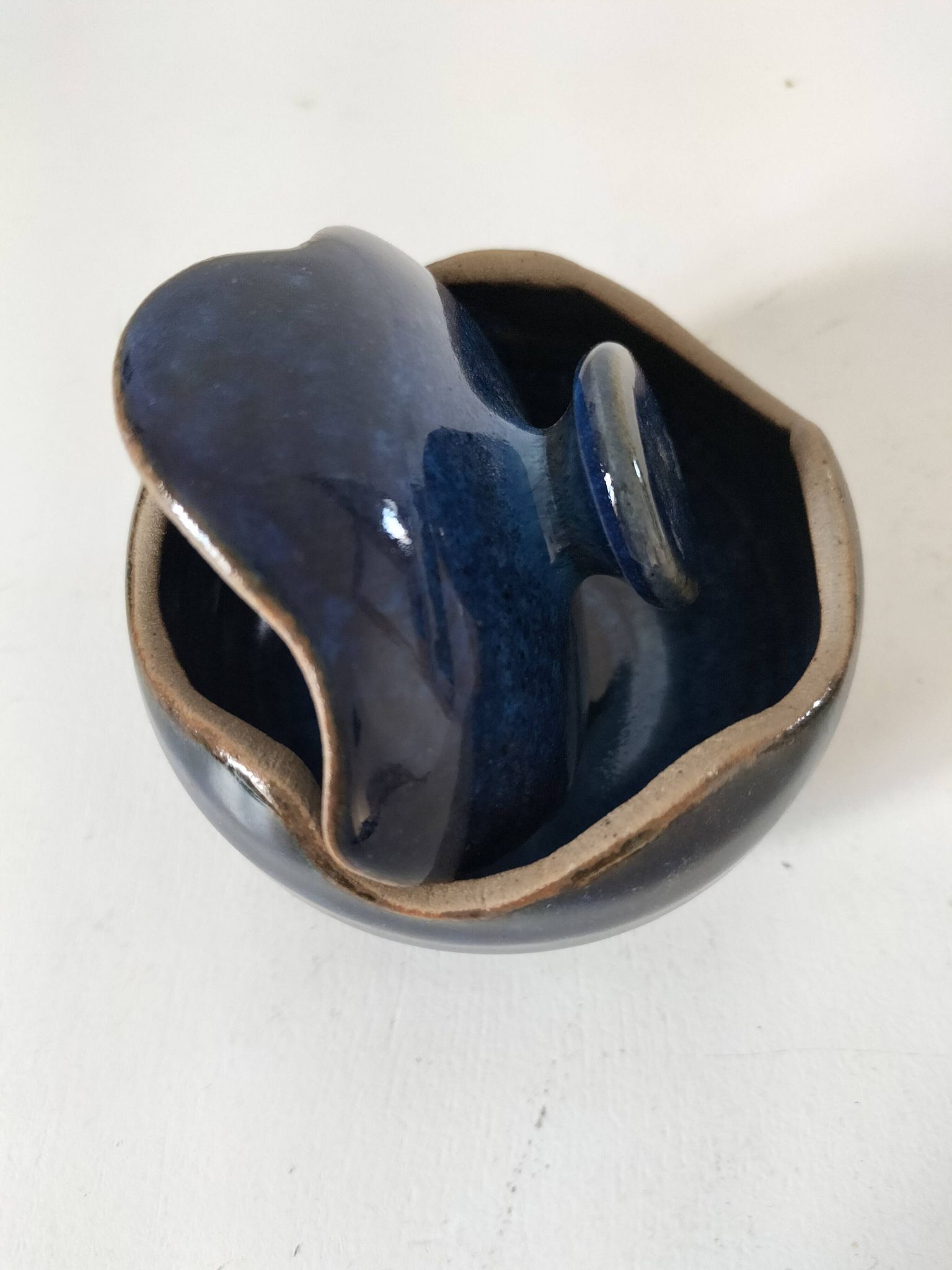 Boîte en grès émaillé bleu nuit – pièce d’atelier, signée