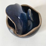 Boîte en grès émaillé bleu nuit – pièce d’atelier, signée