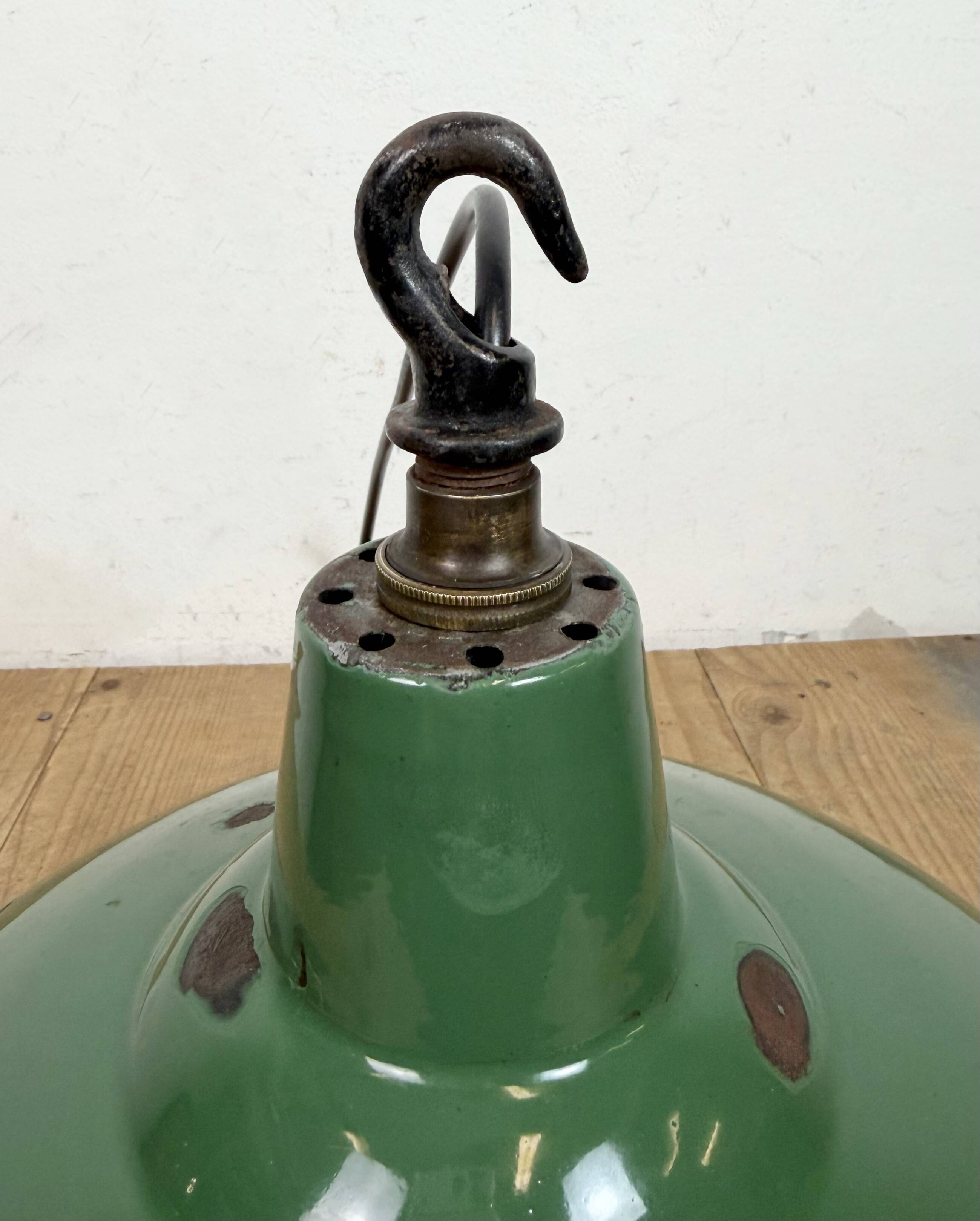 Lampe suspendue en émail vert britannique industriel, années 1960