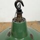 Lampe suspendue en émail vert britannique industriel, années 1960
