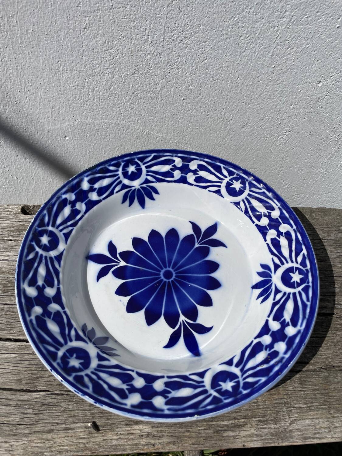 Round hollow ceramic dish with Saint Amand flower
