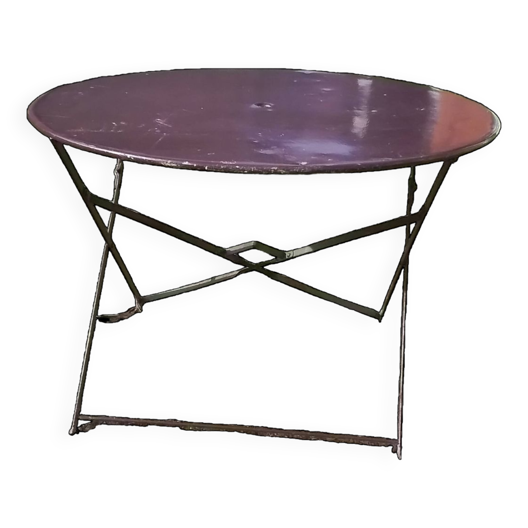 Outdoor table in garnet-colored metal