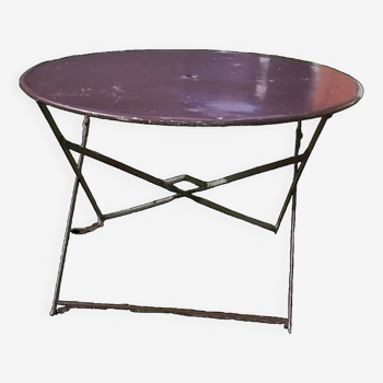 Outdoor table in garnet-colored metal