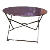 Outdoor table in garnet-colored metal