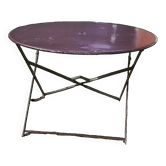 Outdoor table in garnet-colored metal