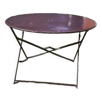 Outdoor table in garnet-colored metal