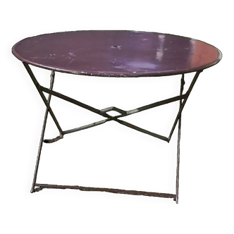 Table d'extérieure en métal couleur grenat