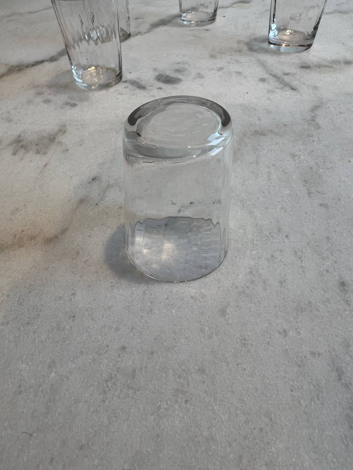 Un lot de cinq shooters en verre, soufflé