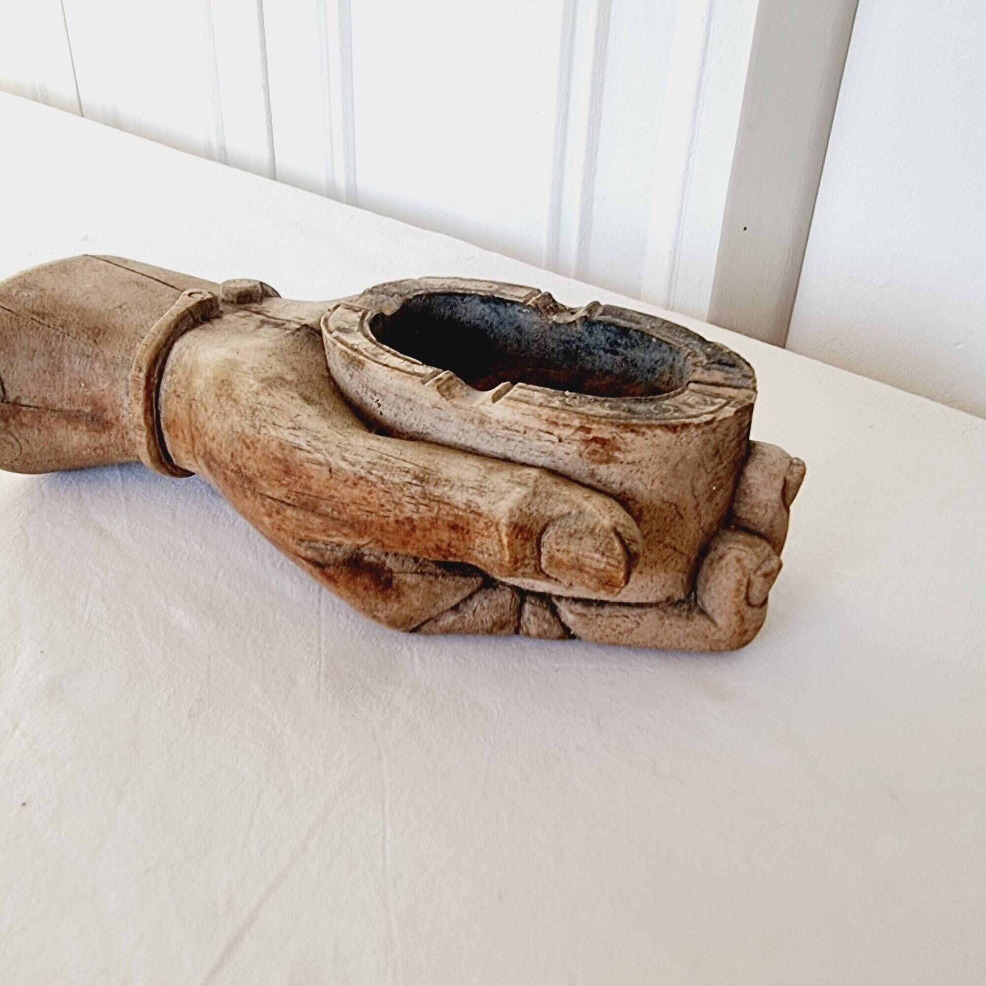 Étrange cendrier sculpté dans le bois et figurant la main sculptée très réaliste d'un Dieu hindou