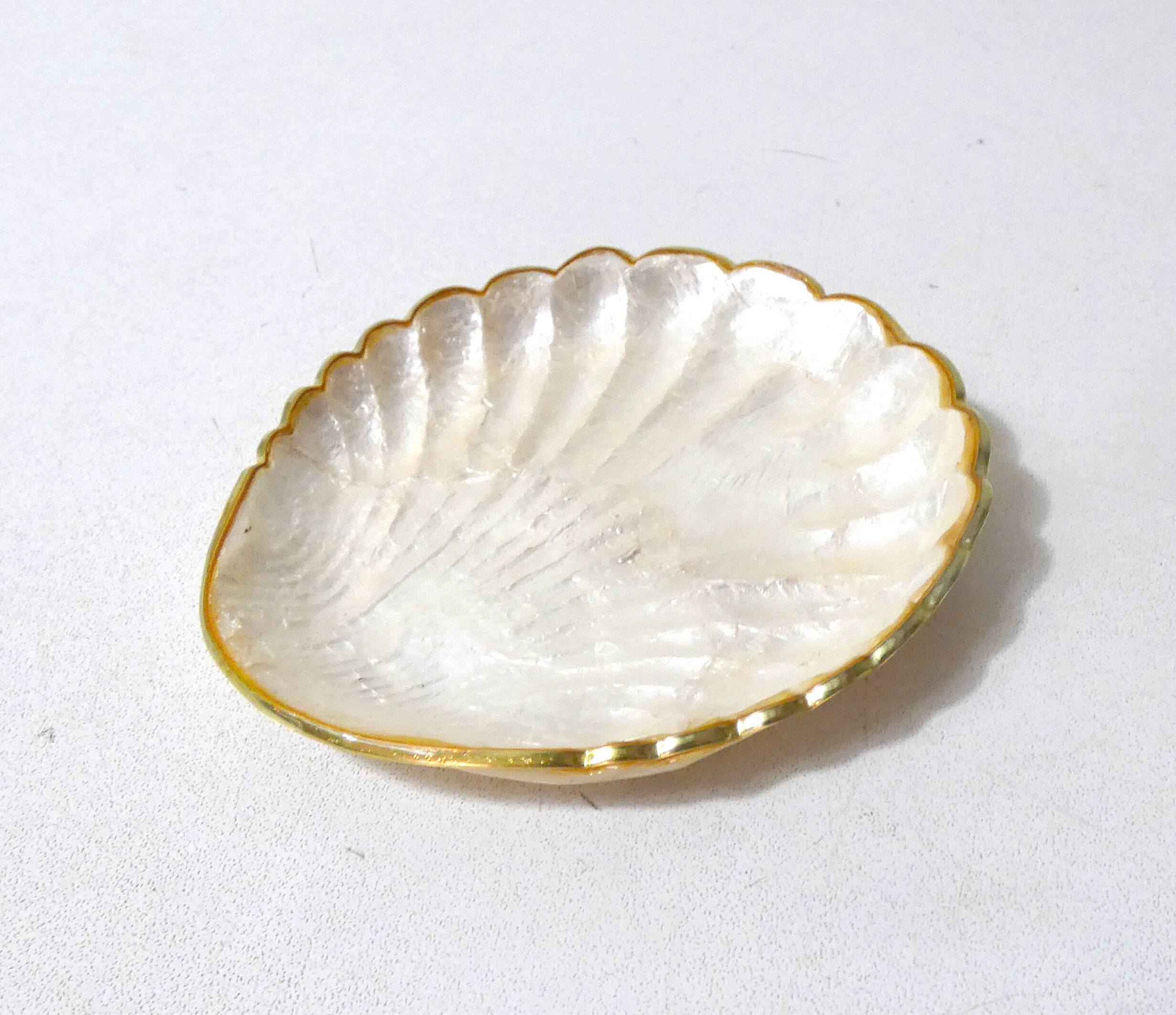 Vintage shell-shaped mother-of-pearl pocket emptier