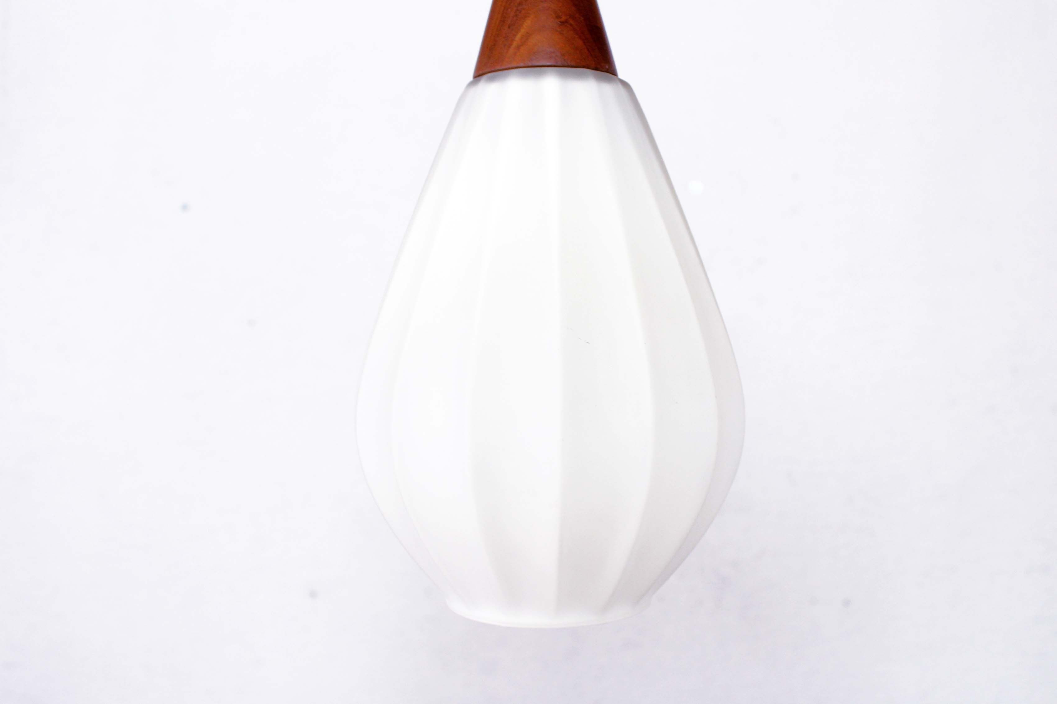 Suspension scandinave teck et verre opalin