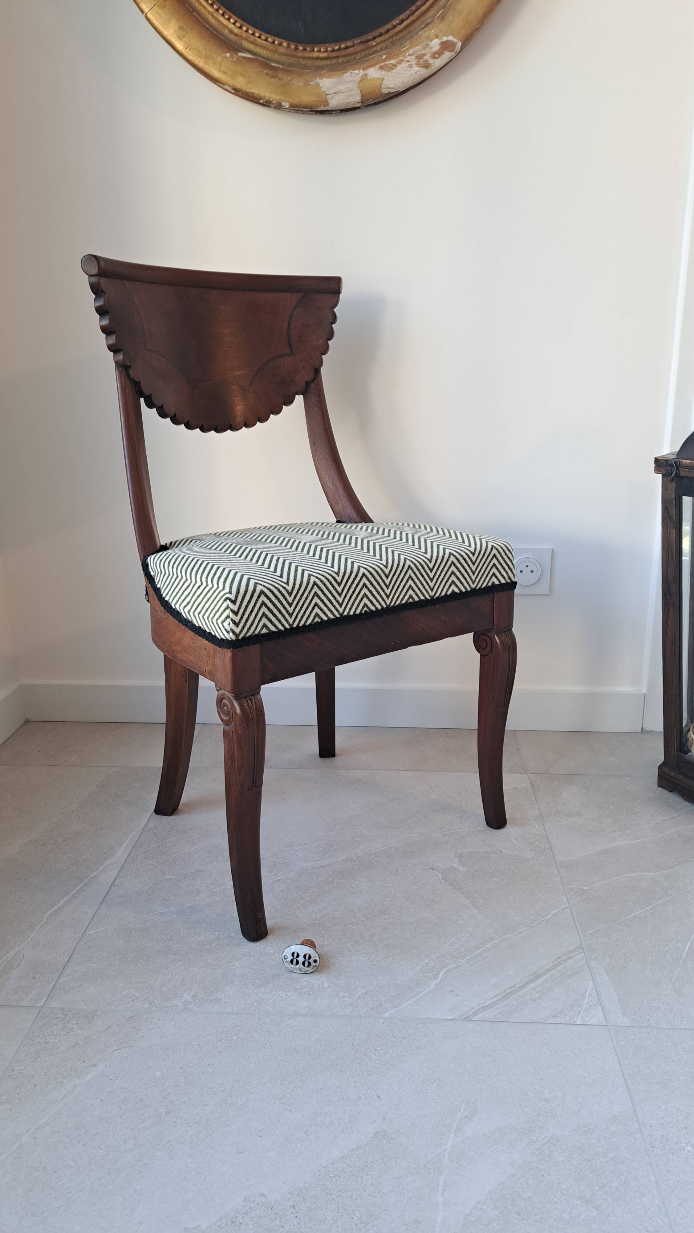 Pair of mahogany gondola chairs – Empire style – 20th century, restored