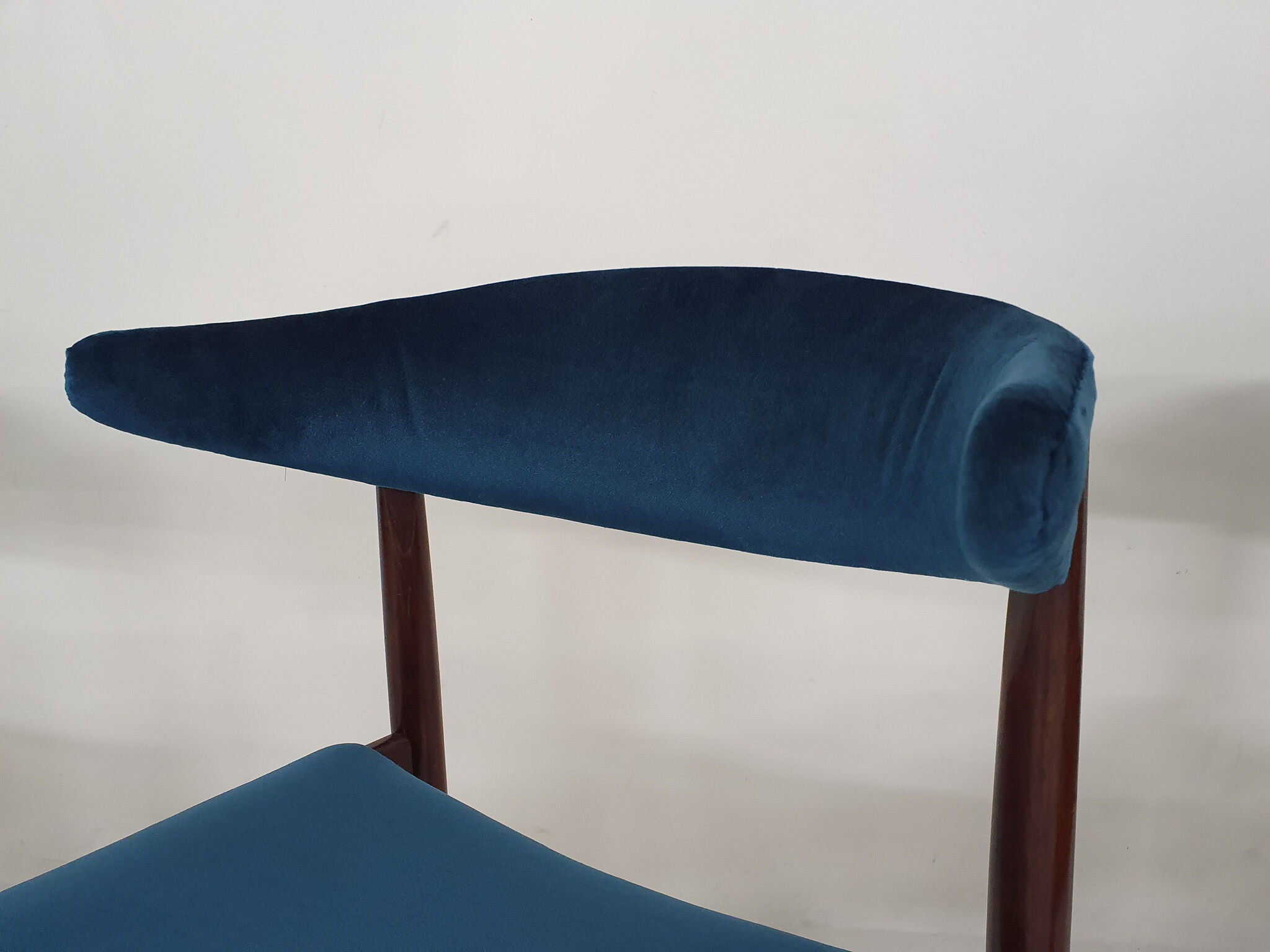 Ensemble de quatre chaises de salle à manger en palissandre et velours par Topform, Pays-Bas des années 1950