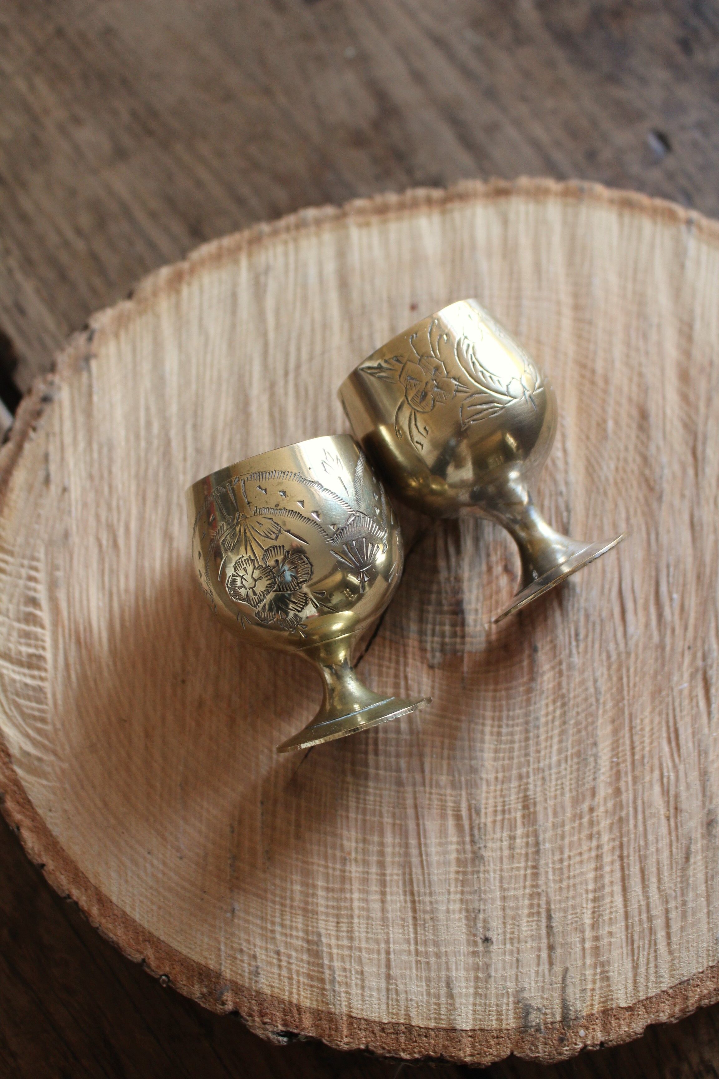 Lot 2 brass cockroaches on foot decorated flowers