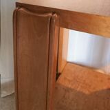 Round pedestal table