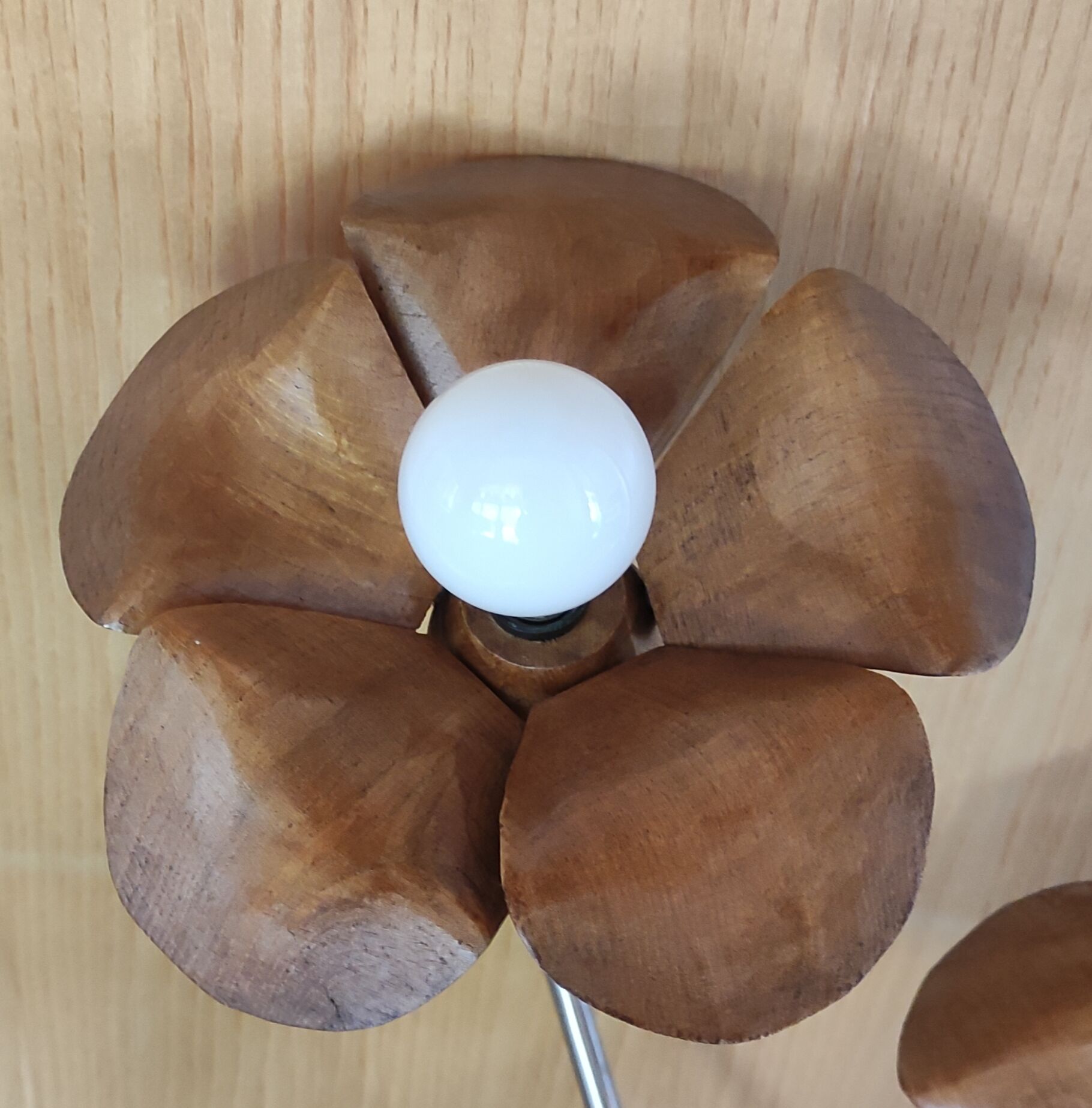 Floral lamp design in wood