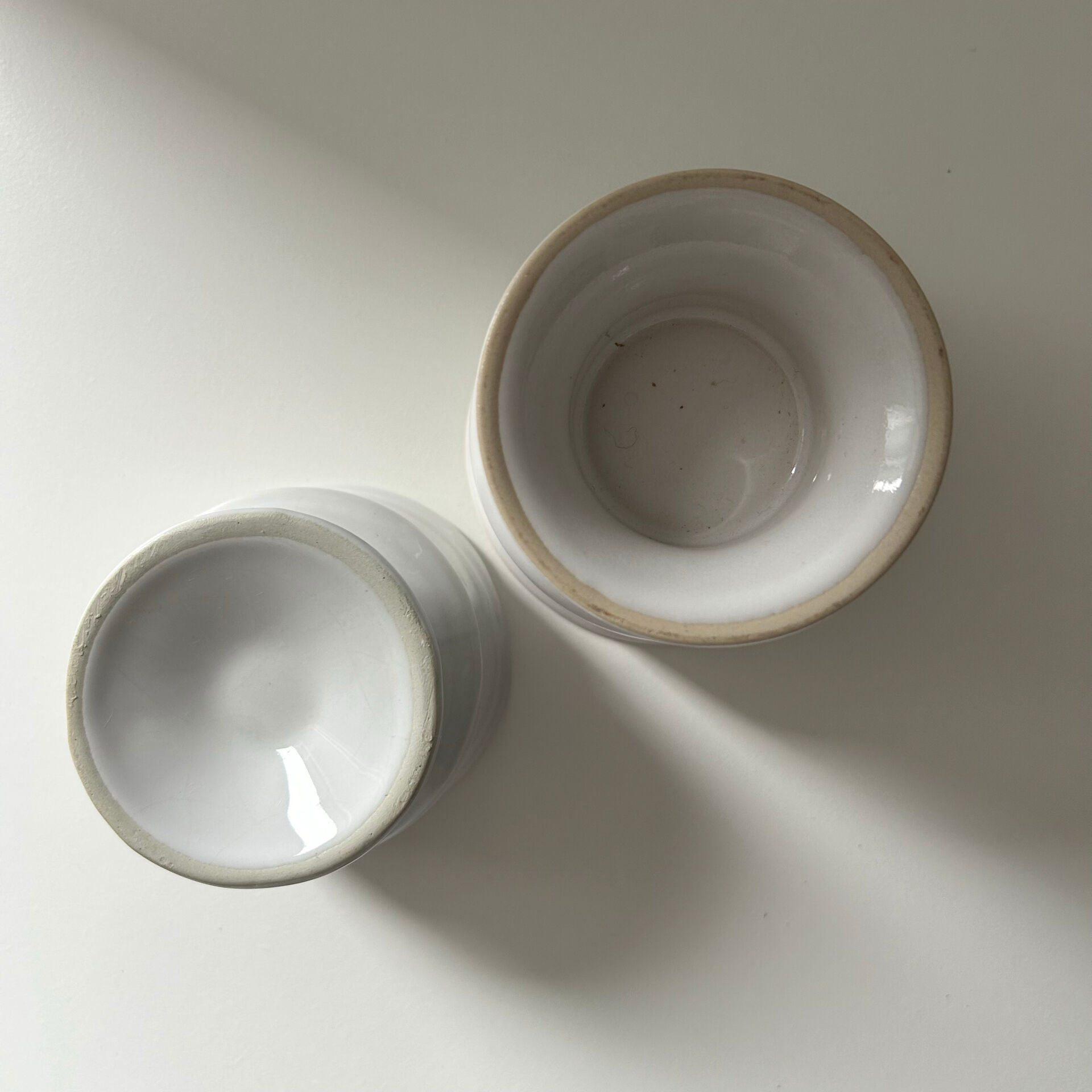 Paire de petits vases blancs 