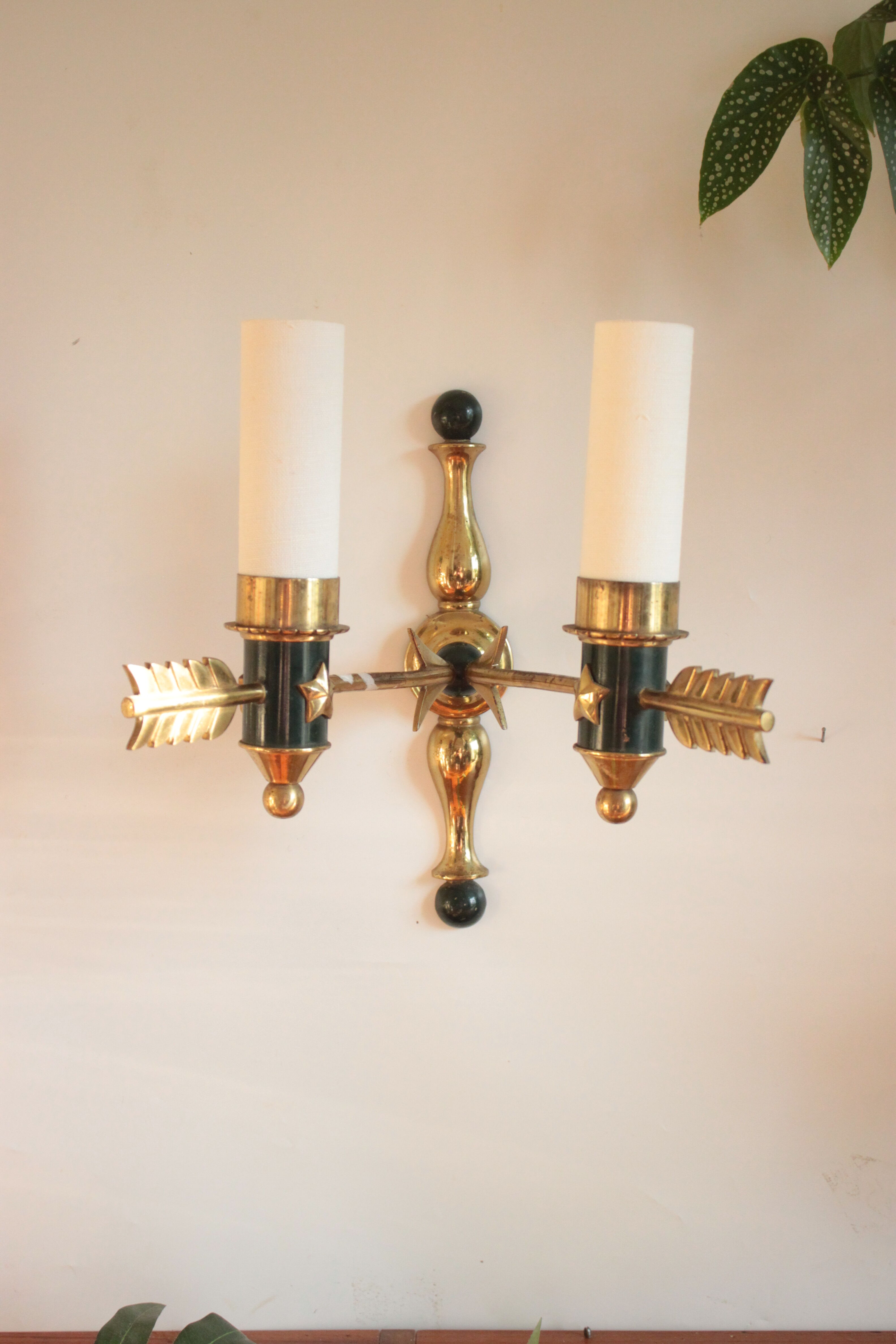 Interesting wall lamp with arrow decoration, modernist, 1950 solid brass