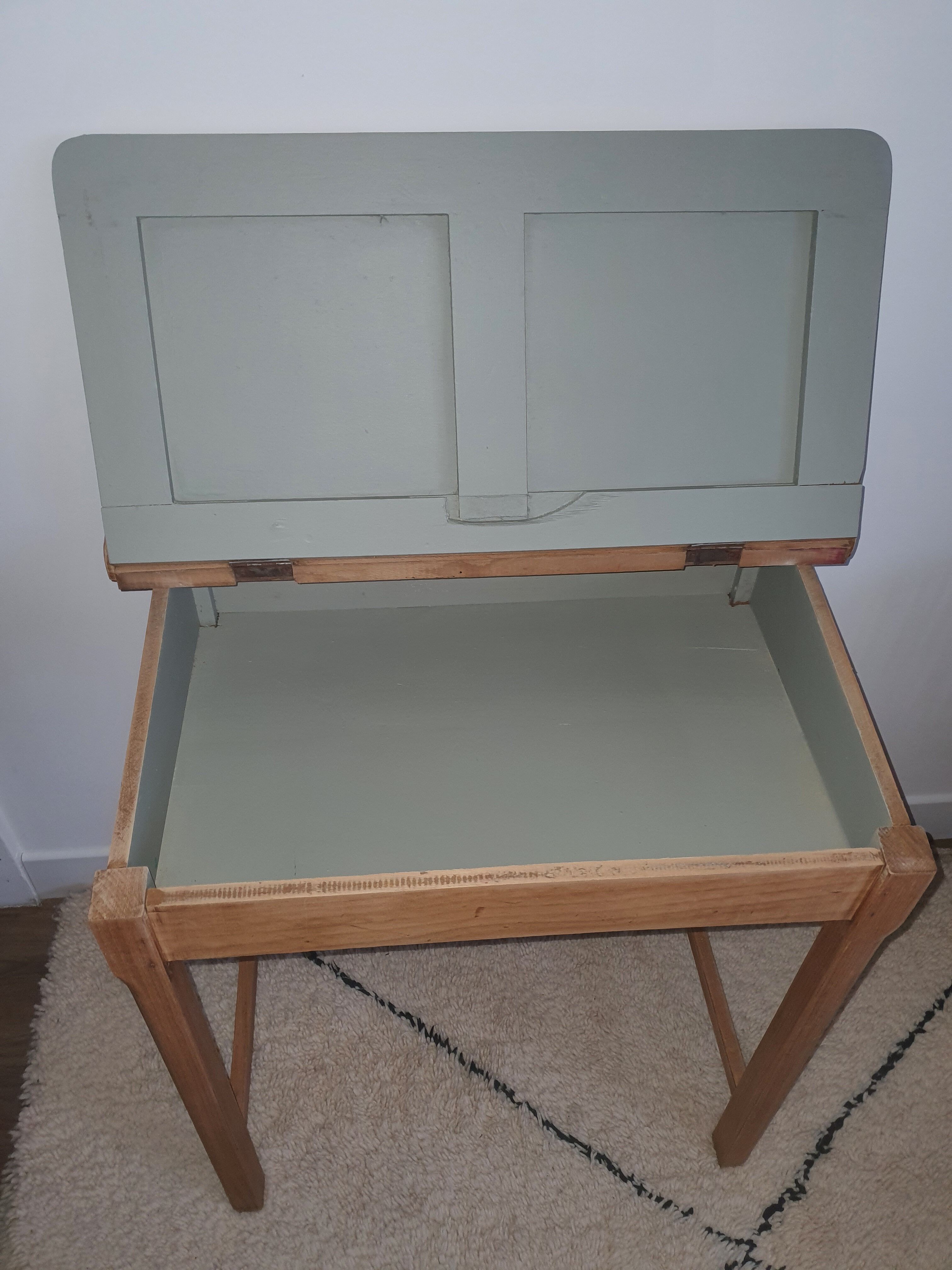 Child desk