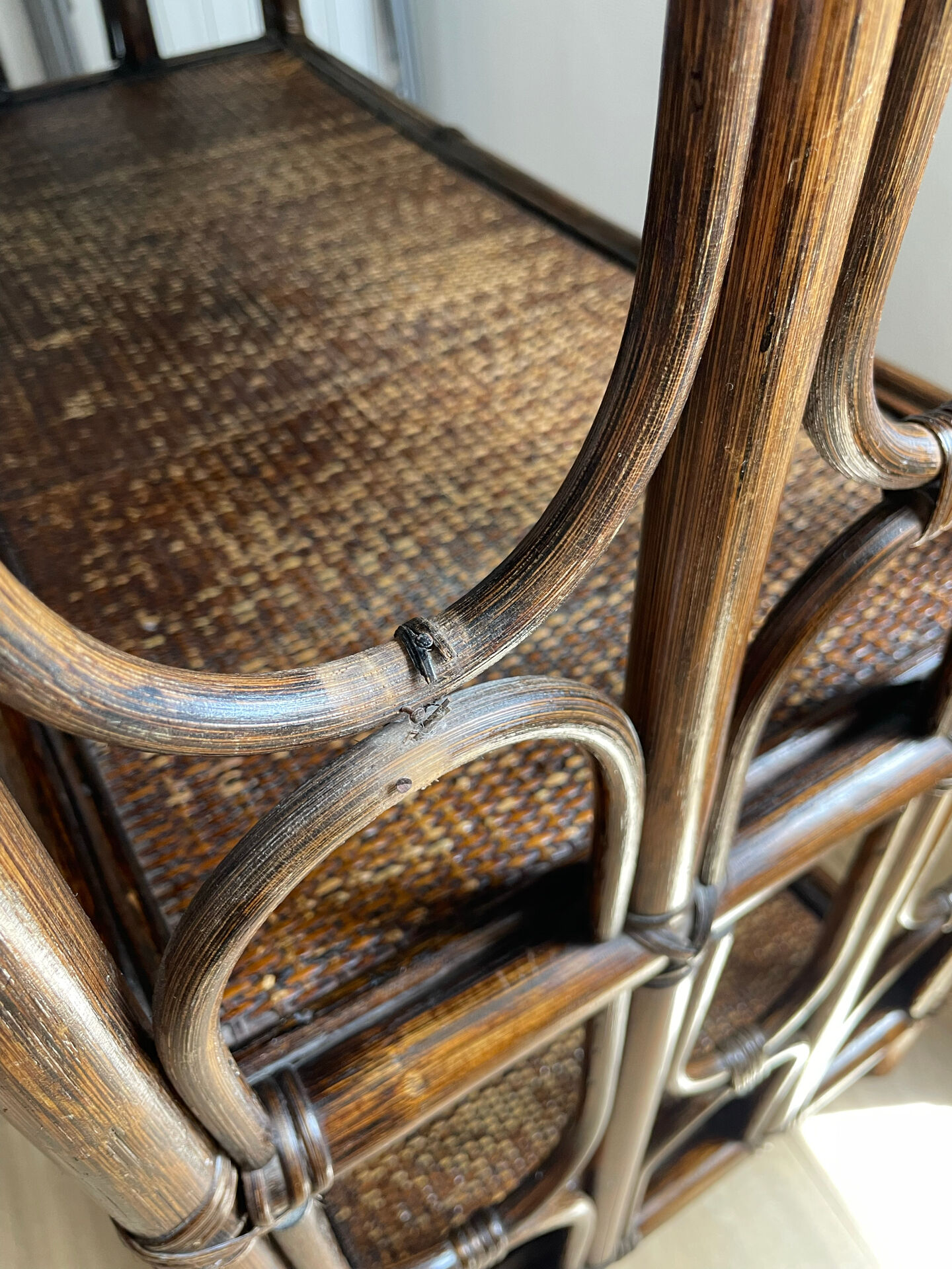 Étagère, console en rotin teinté