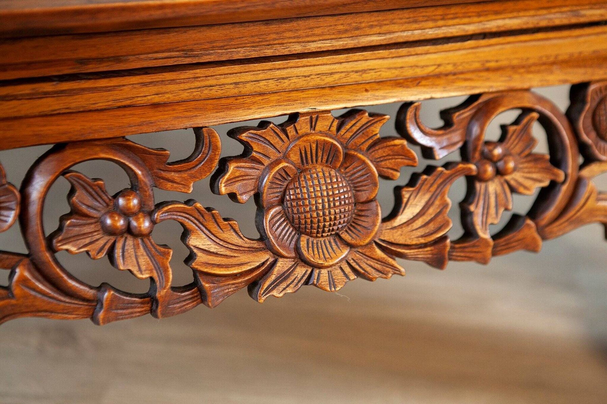 Table basse en chêne richement décorée, années 1950