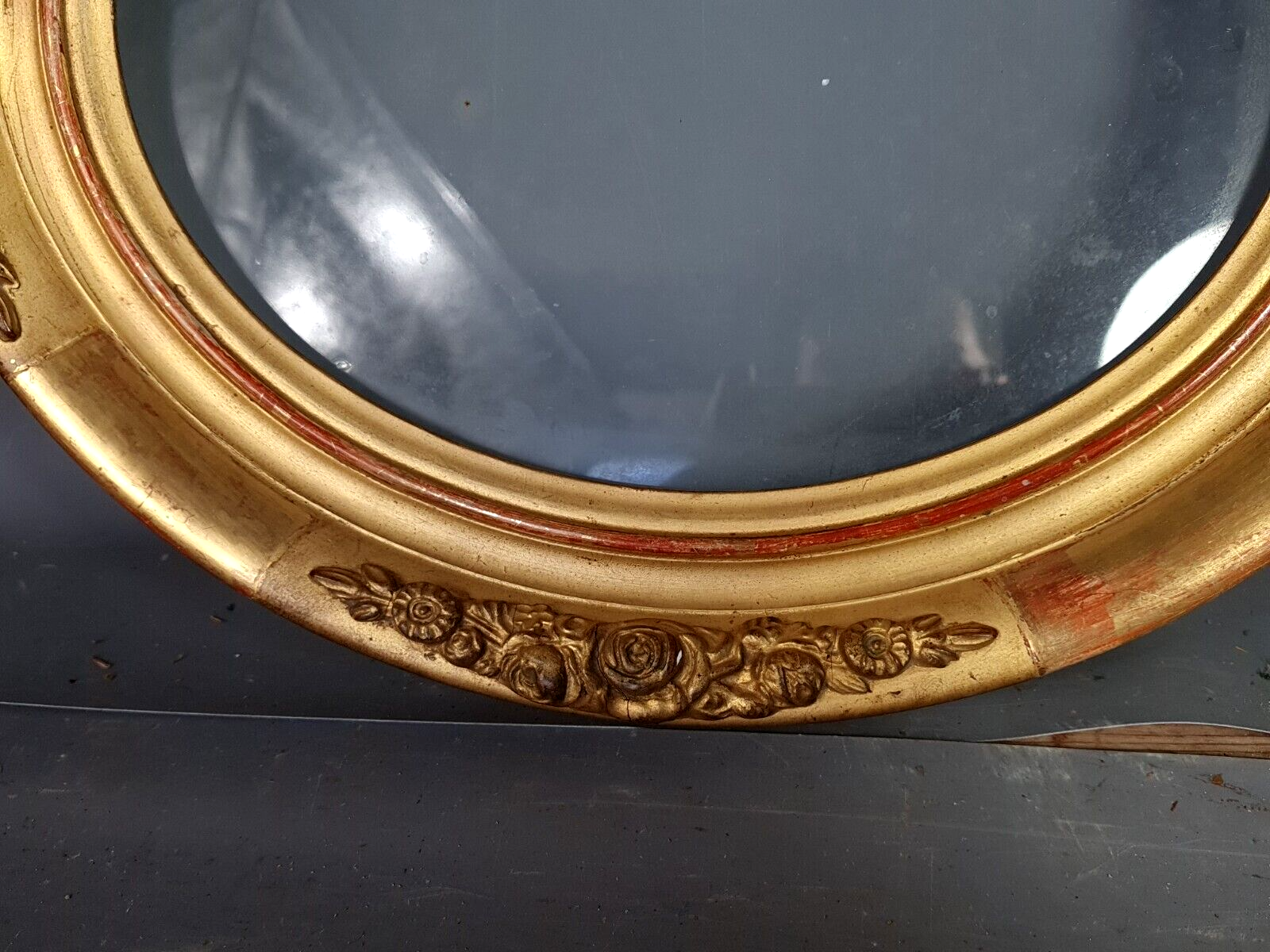 Oval frame nineteenth century gilded stucco wood and glass 36x31 foliage 28x23 cm