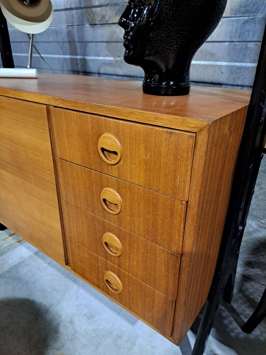 Armoire design en teck Musterring avec pieds noirs