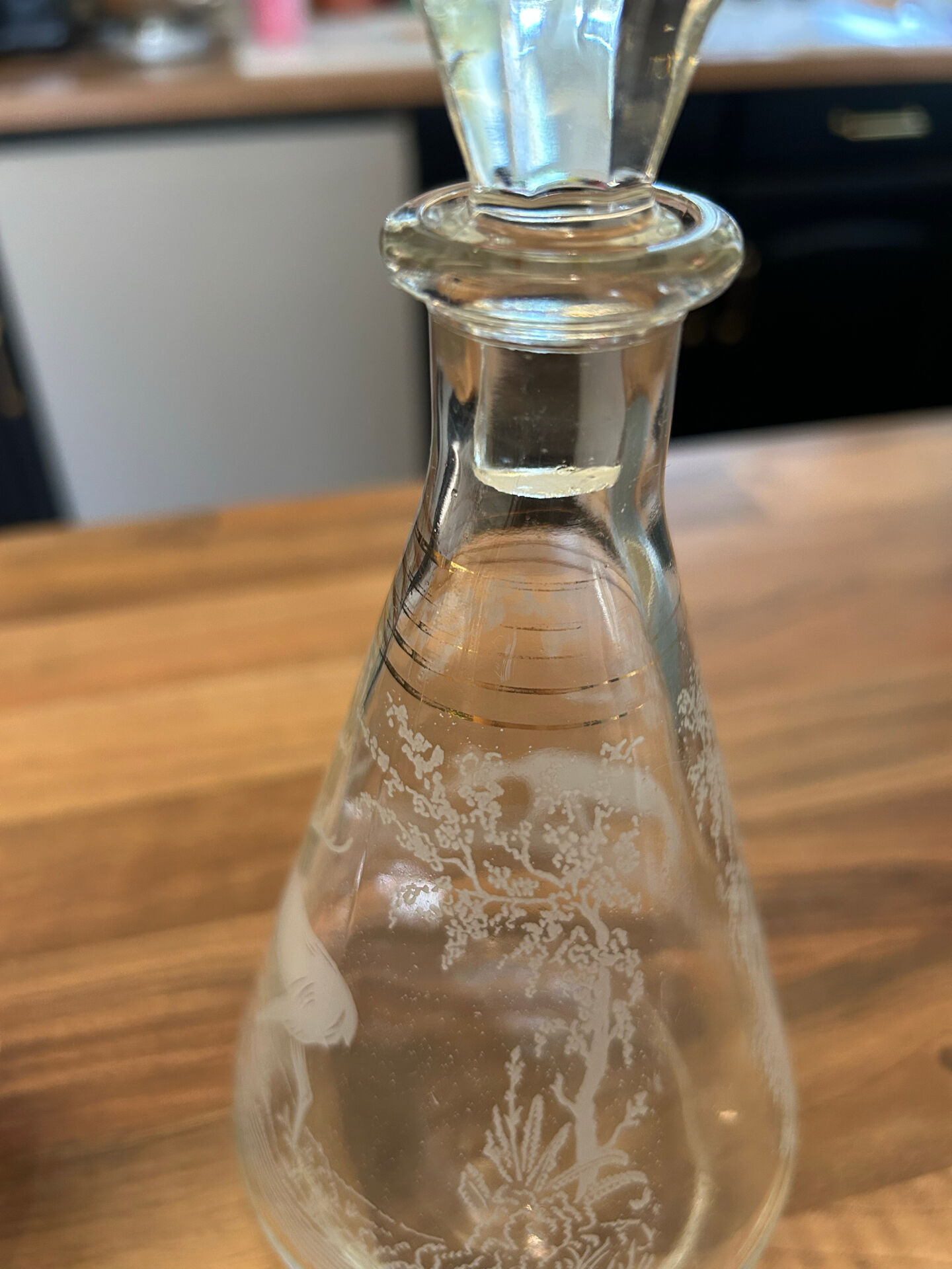 Petite carafe vintage en verre gravé – décor cerf et forêt