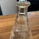 Petite carafe vintage en verre gravé – décor cerf et forêt