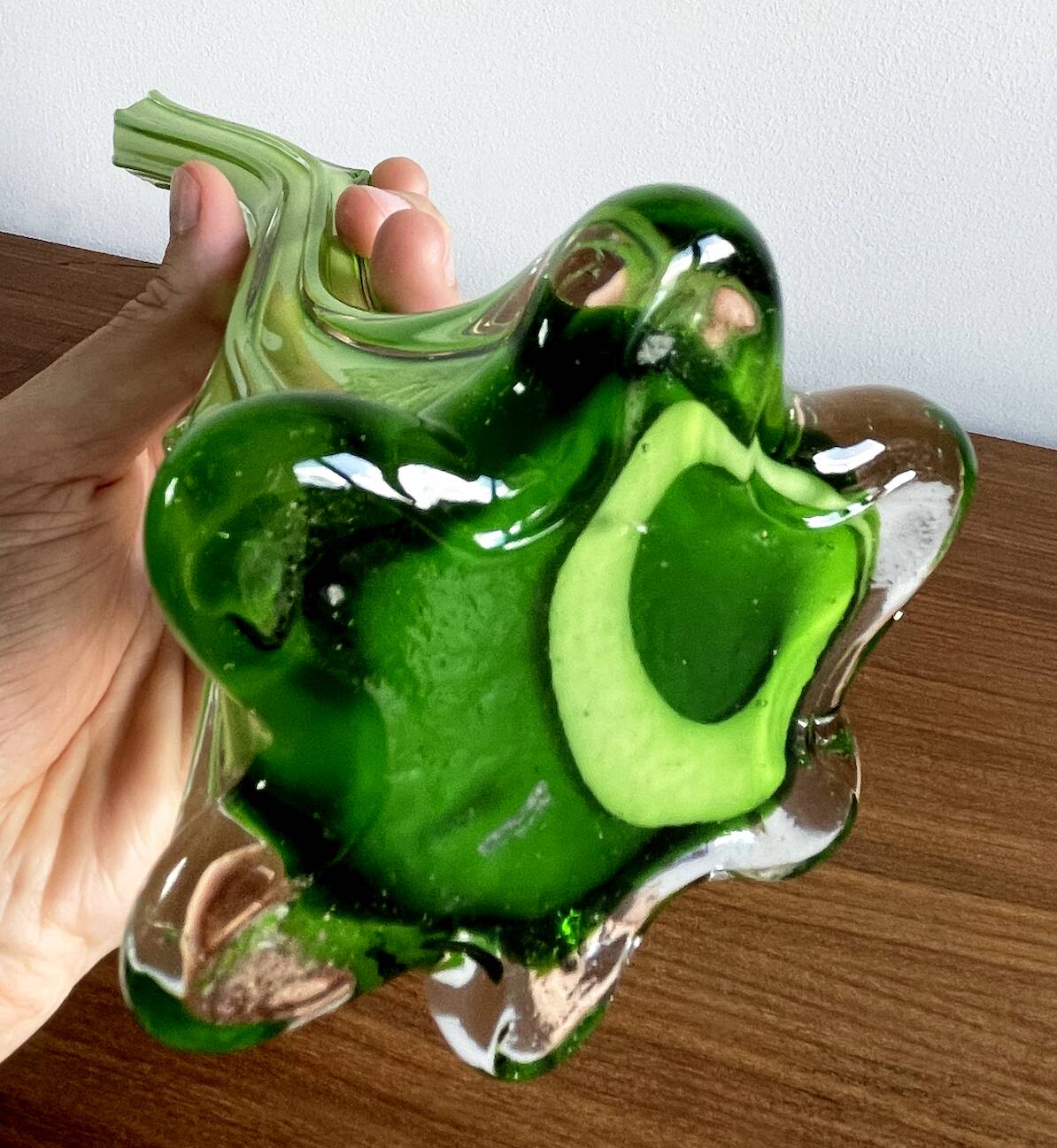 Vase cannelé en verre vert italien en forme de tige courbée, avec pied d'éléphant