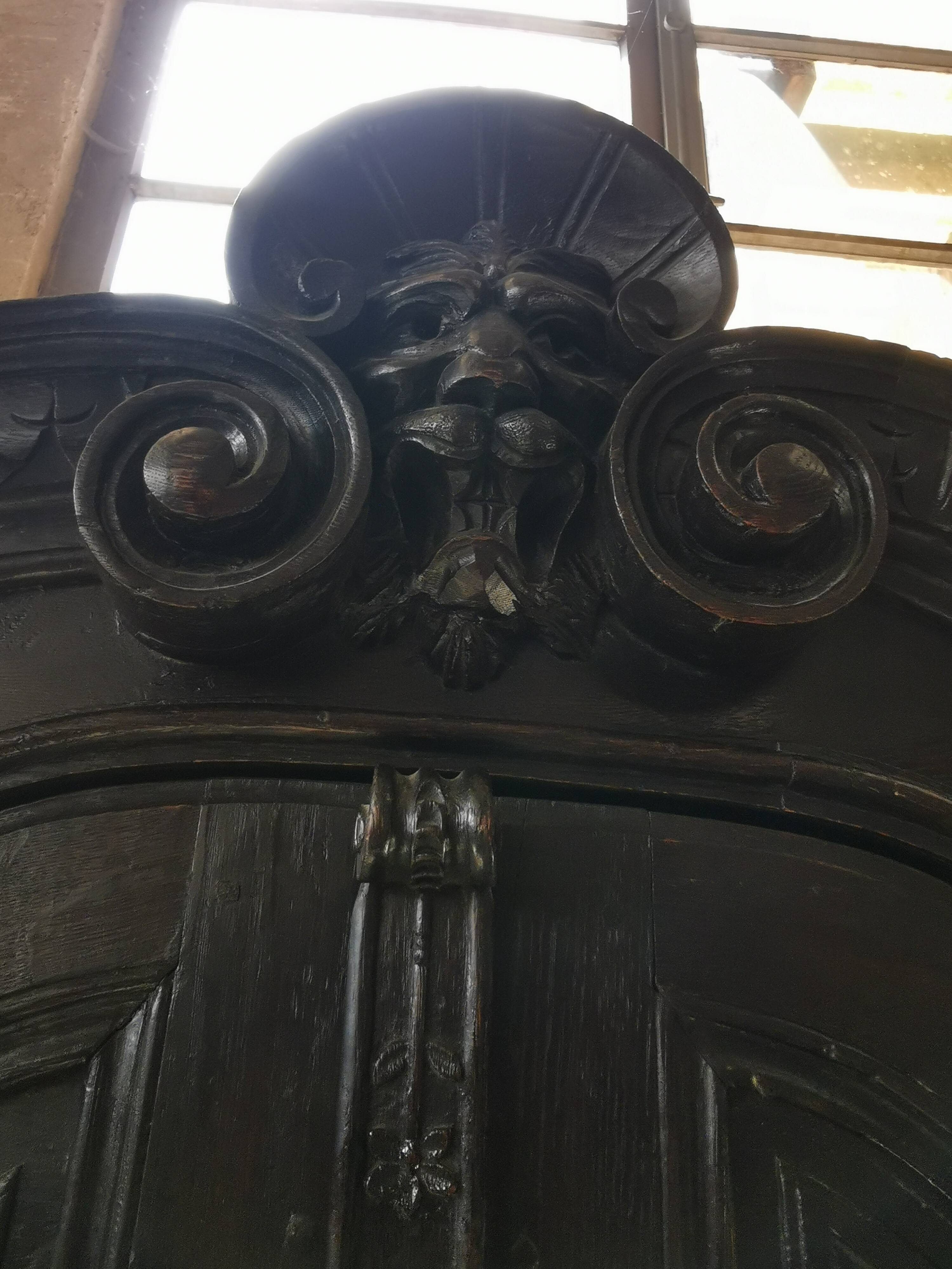 Baroque cabinet in carved wood late nineteenth century