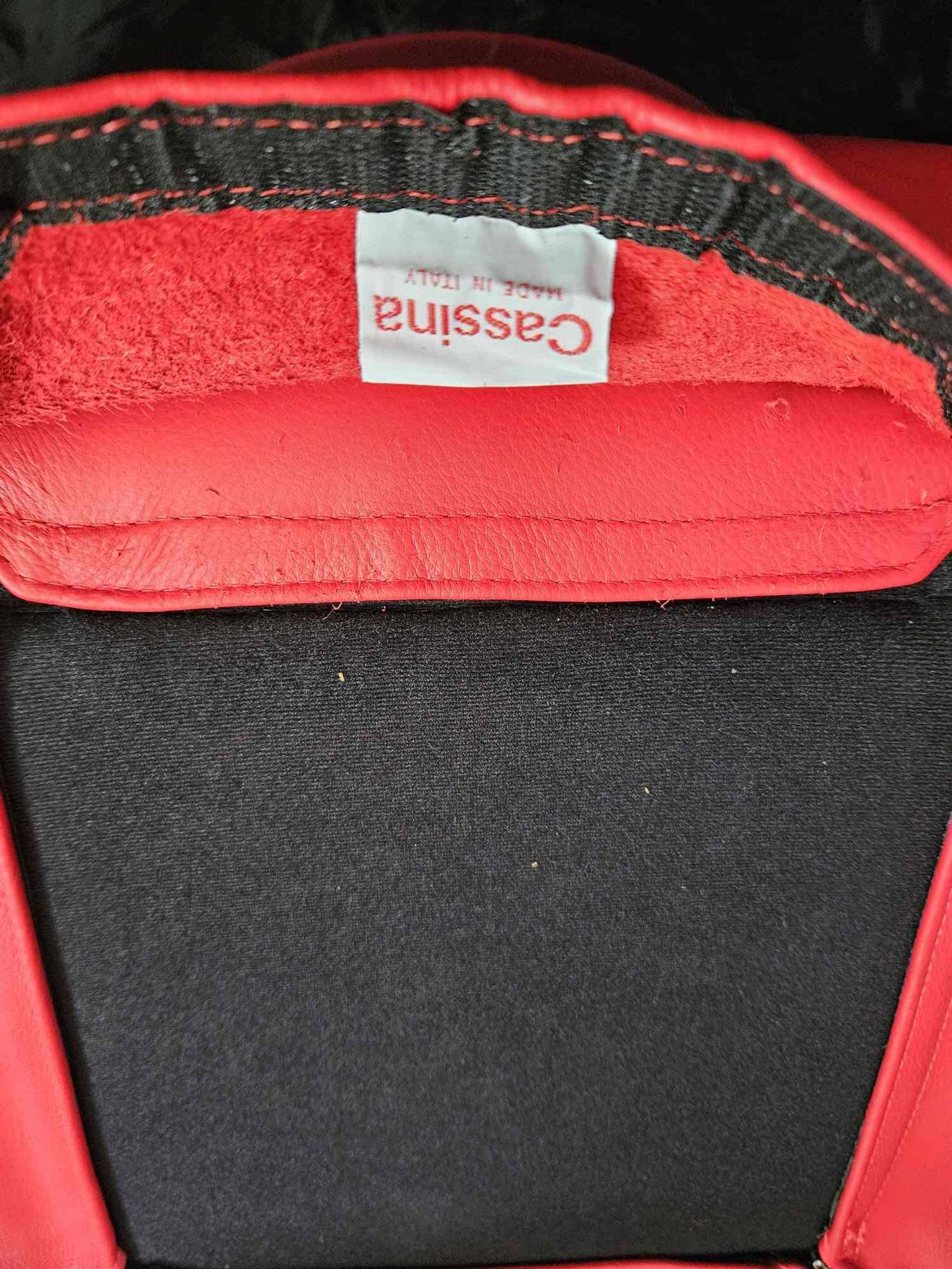 Suite de 6 chaises Cassina en cuir rouge