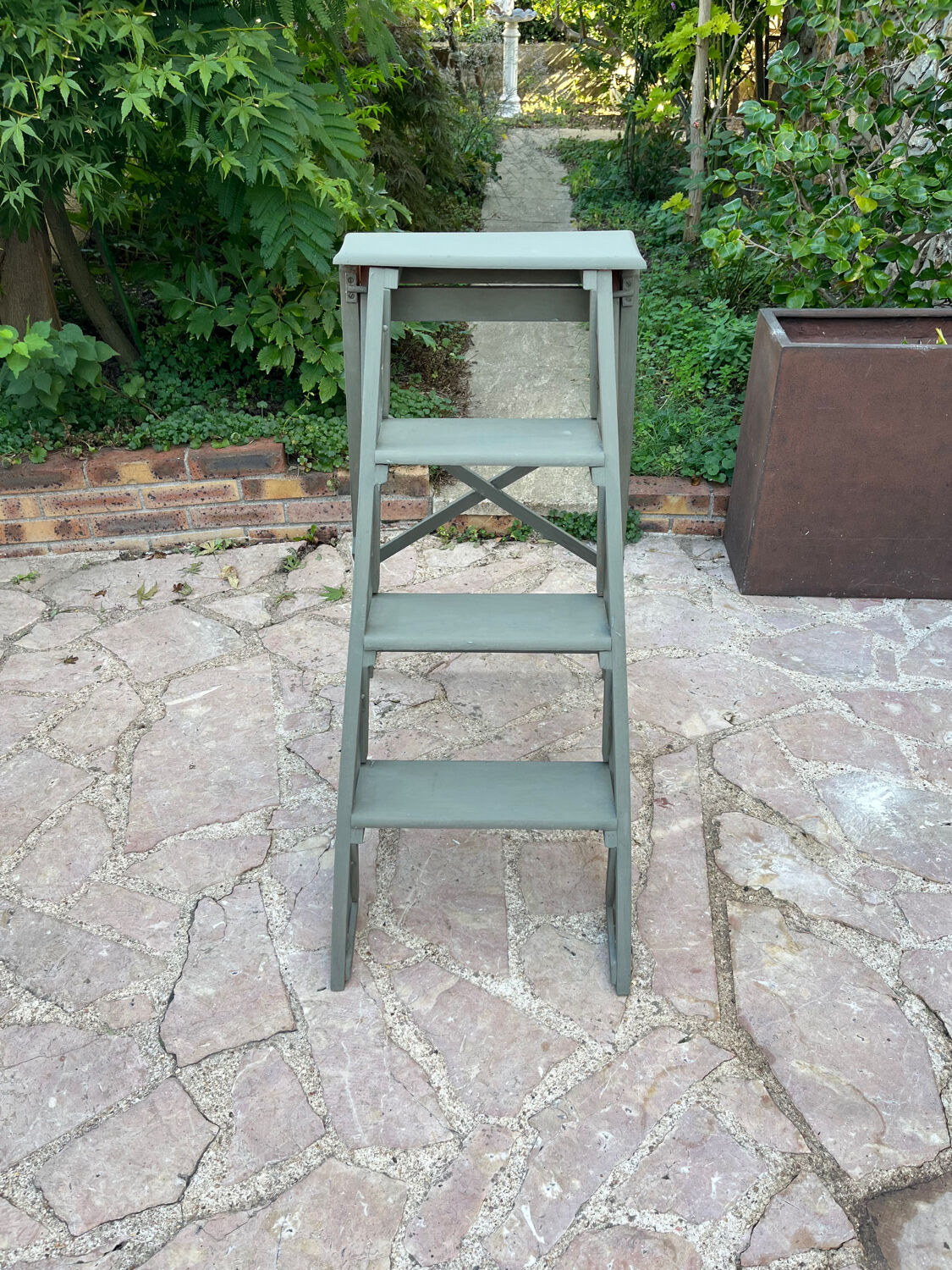 Wooden painter's stepladder