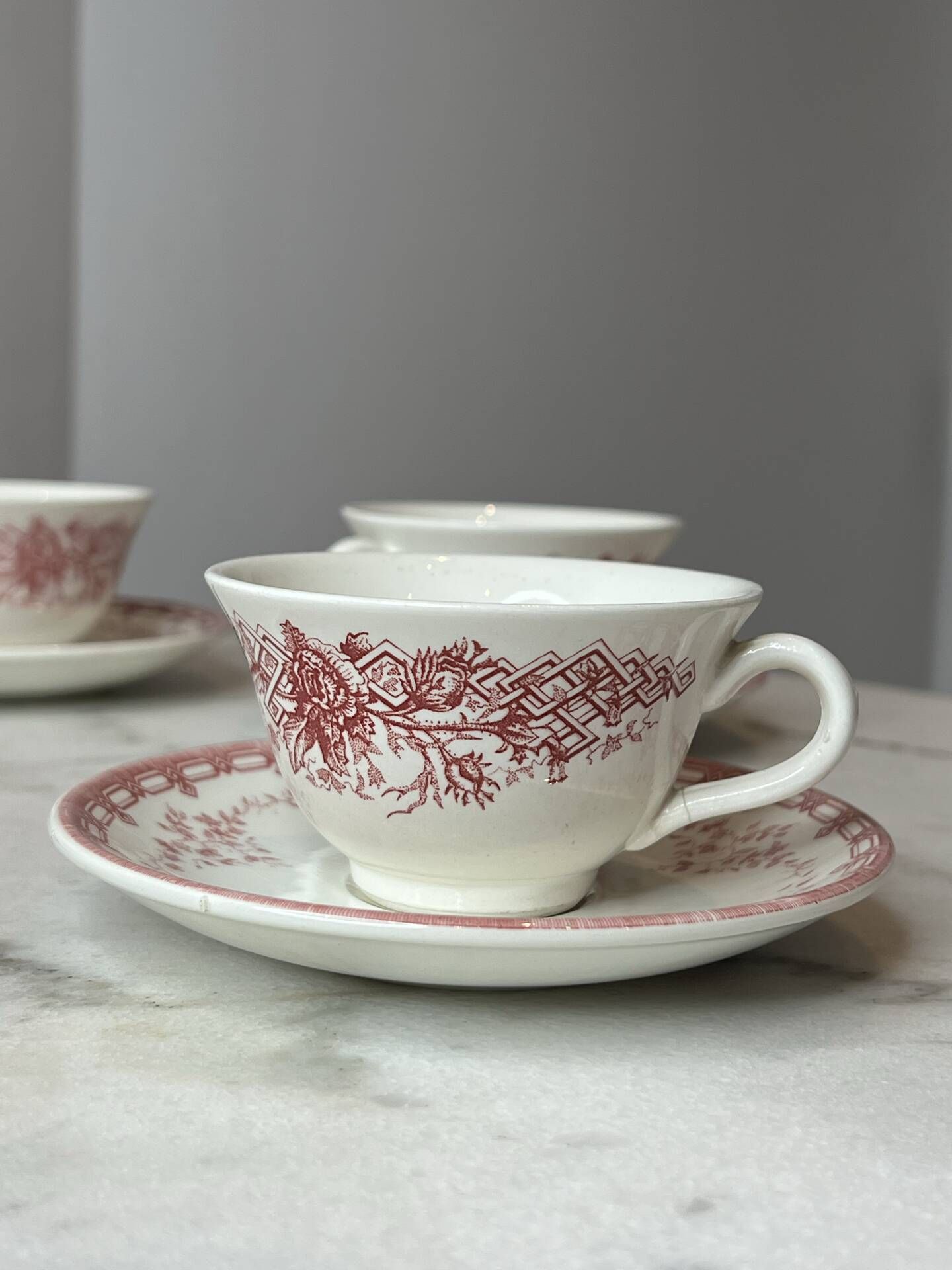 Set of 5 cups and saucers Sarreguemines with red rose decoration.