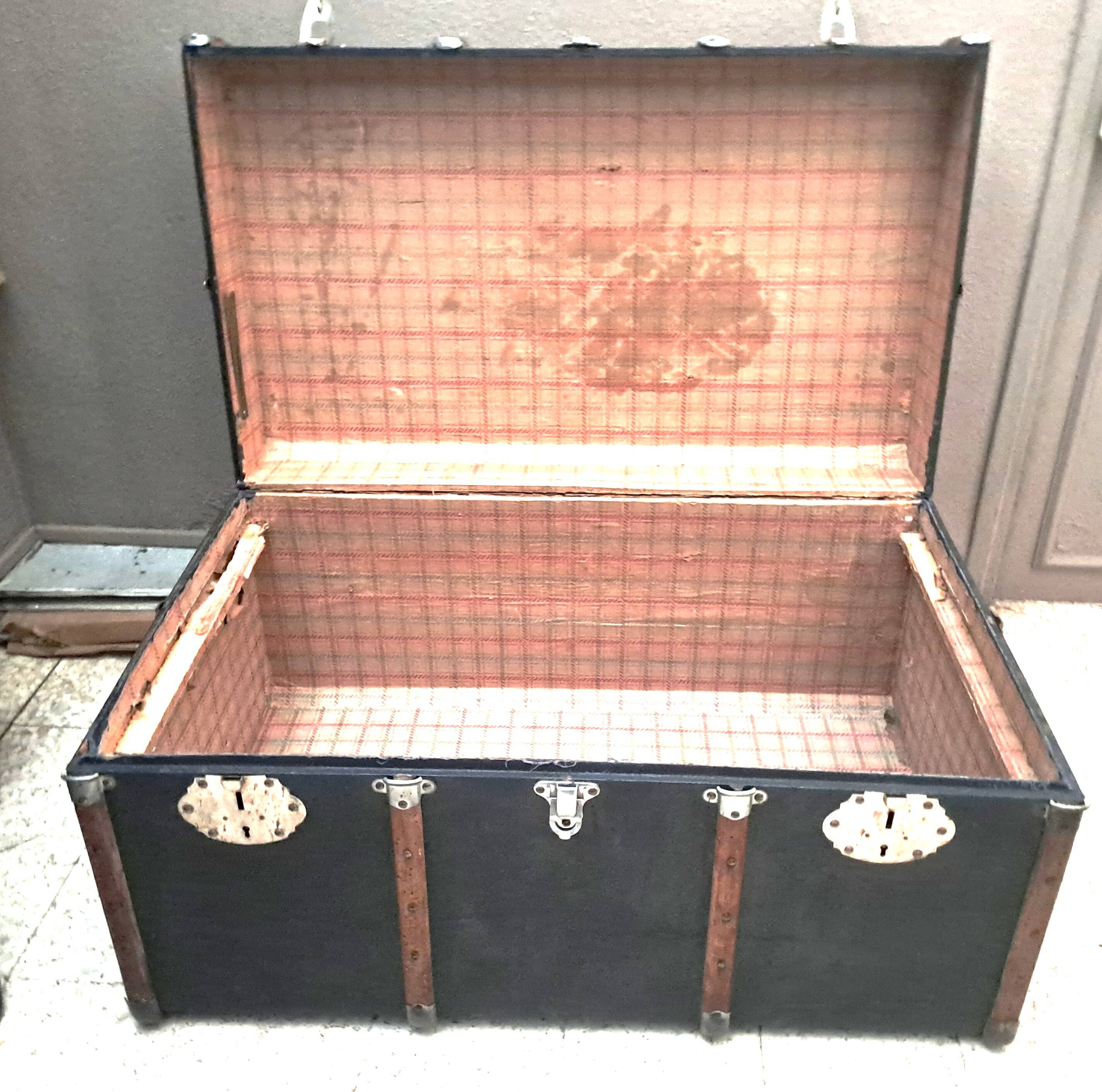 Antique vintage wooden travel trunk dating from the 1880s/1920s
