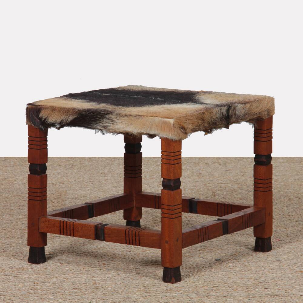 Tabouret en bois massif et peau, travail du XXe siècle
