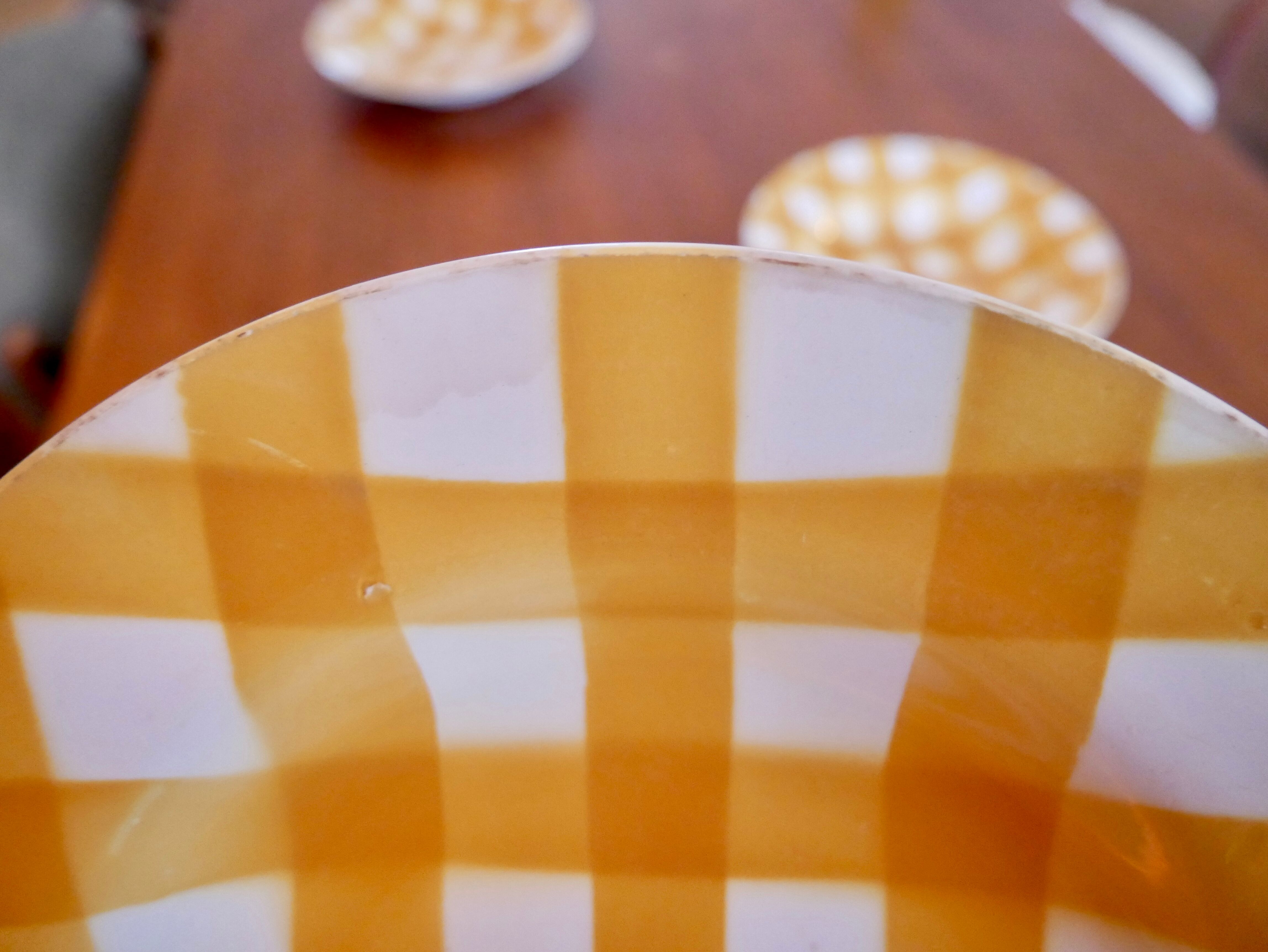 6 hollow plates with yellow and white checkered