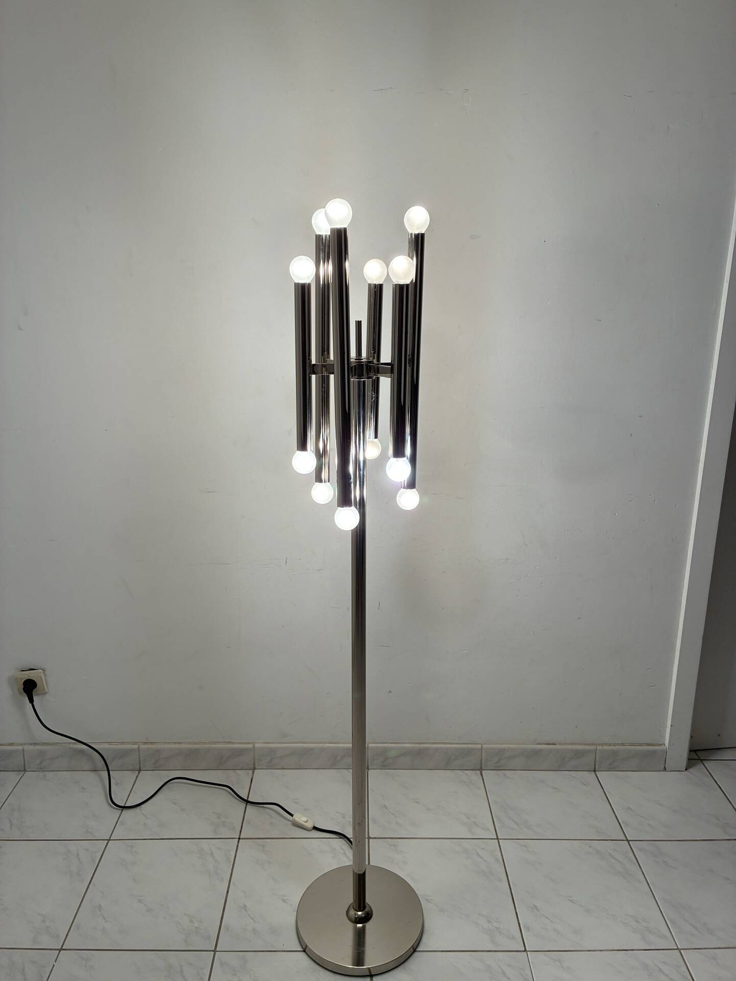 Lampe de sol vintage en chrome avec 12 lumières.