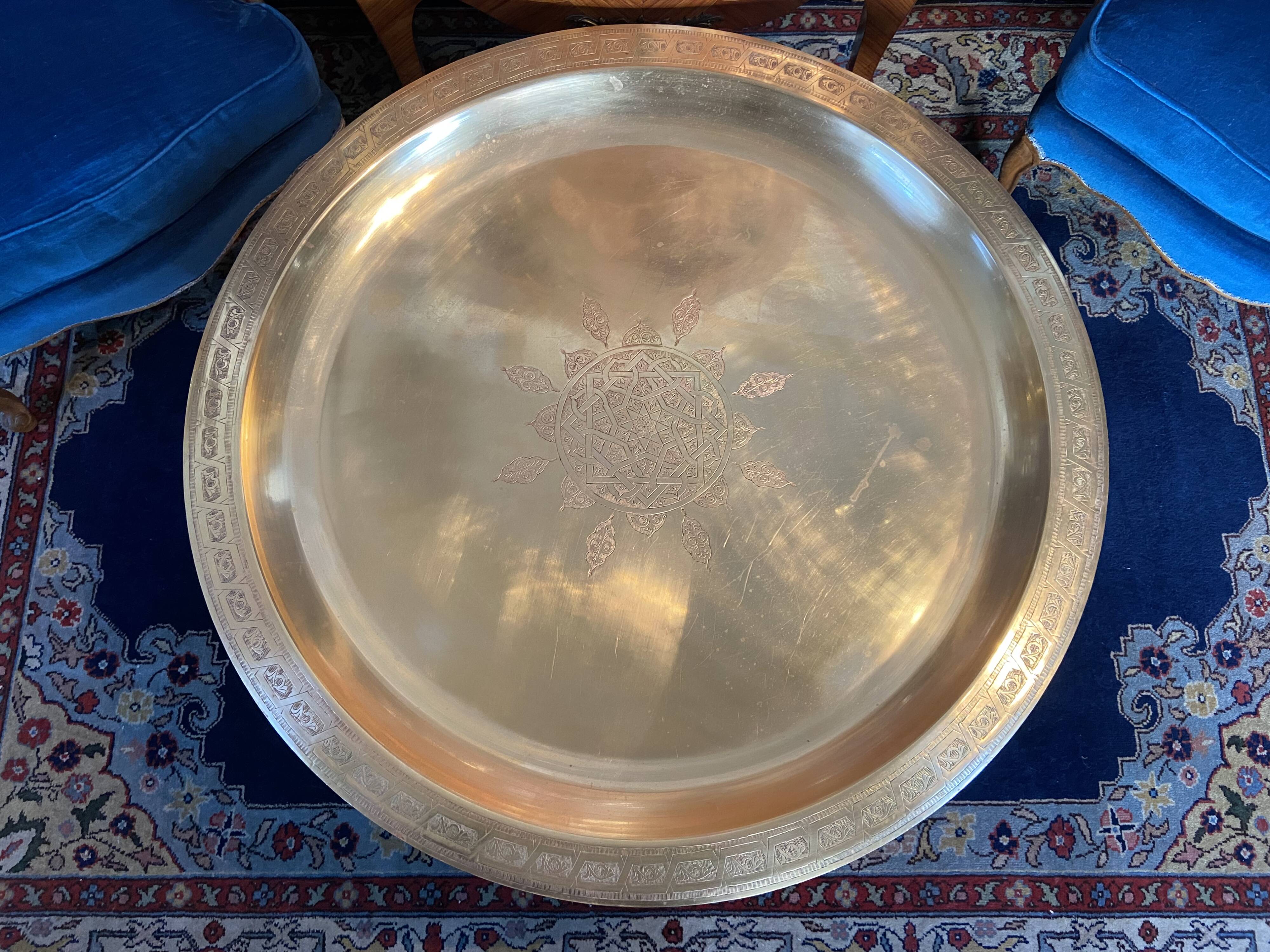 Very large coffee table with bronze top and chiseled decor, 100 cm