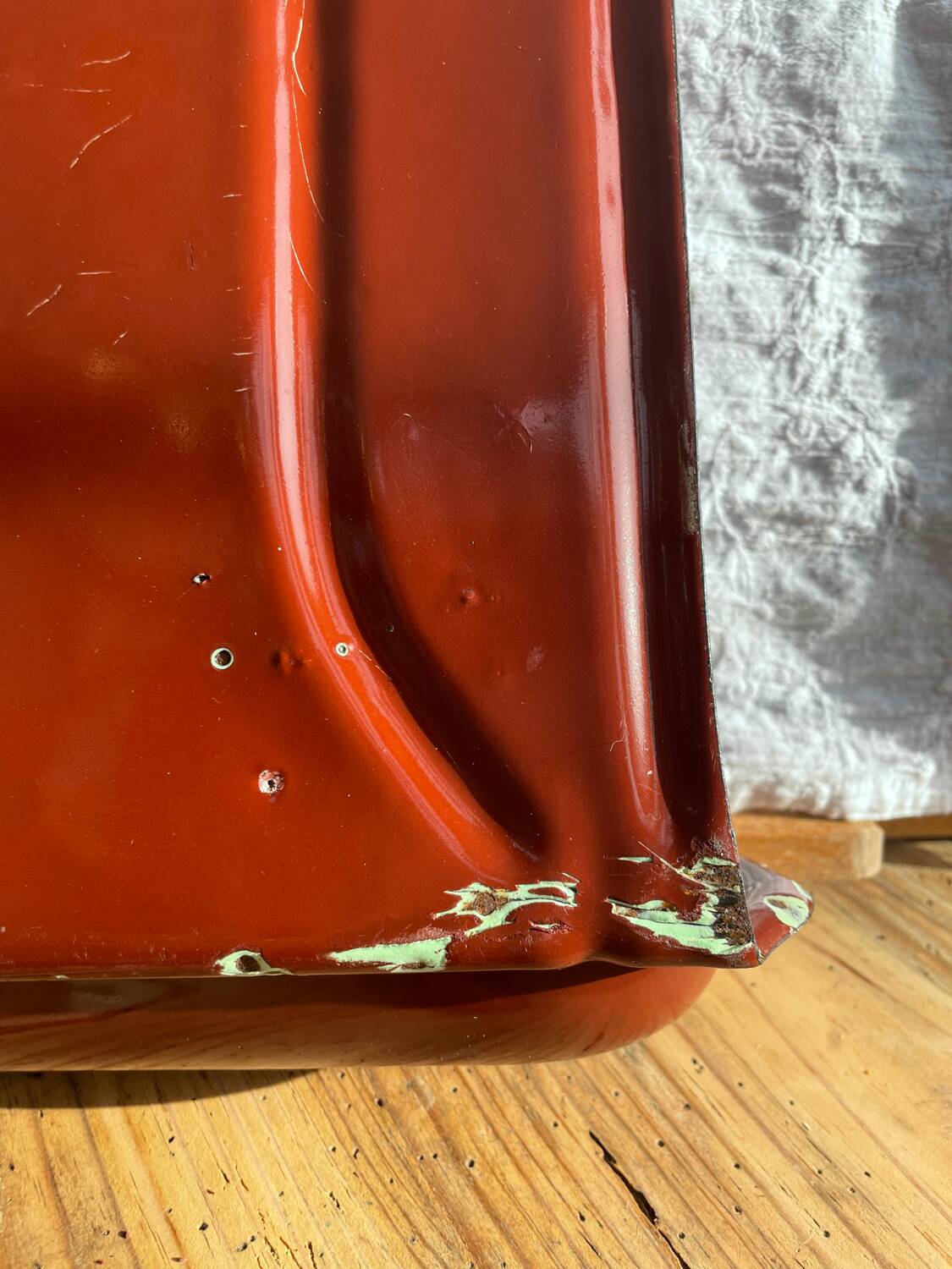 Enamelled kitchen sheet metal plate