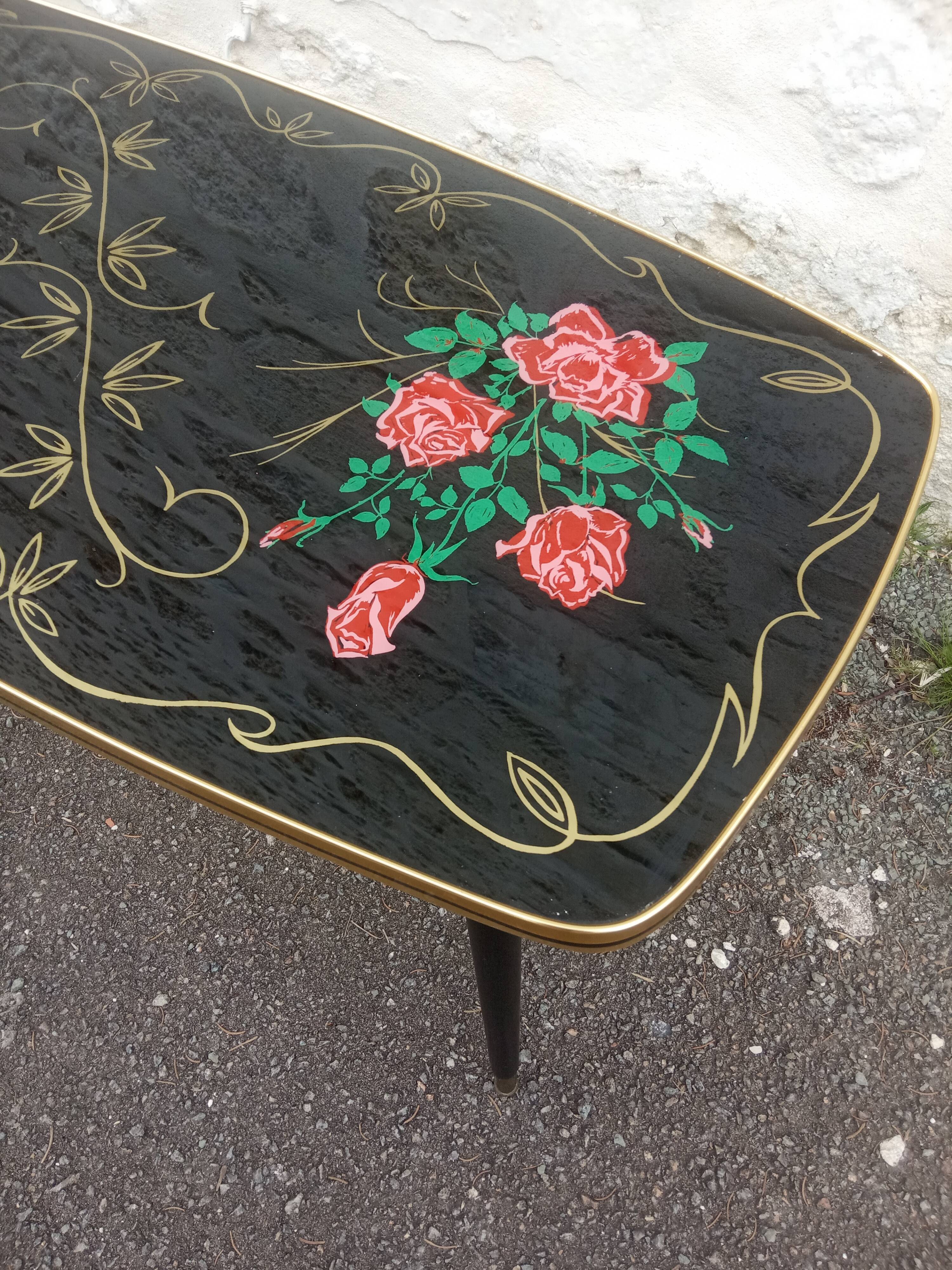 Vintage coffee table floral pattern
