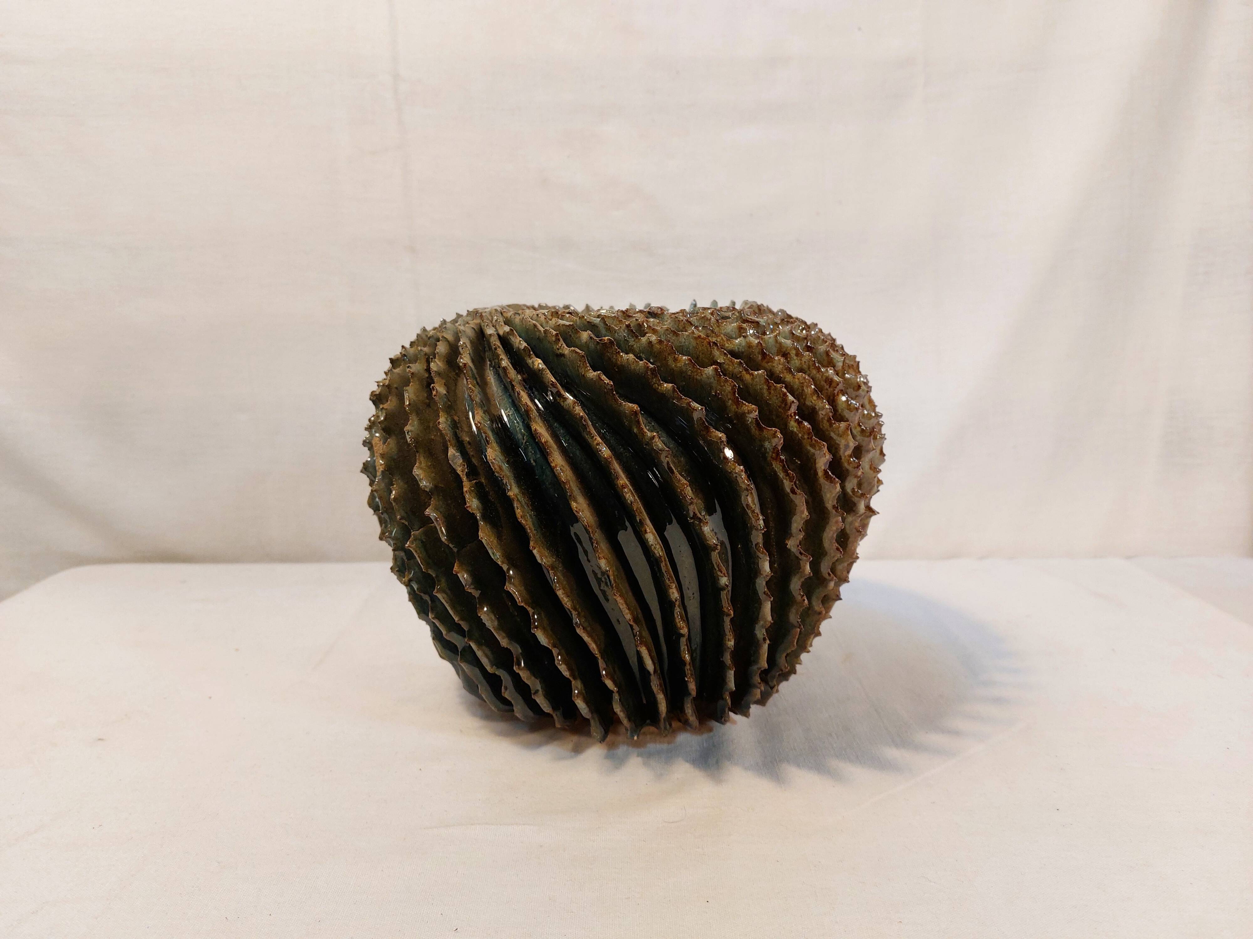 vase boule à ailettes torsadées