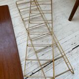 String-type wall shelf