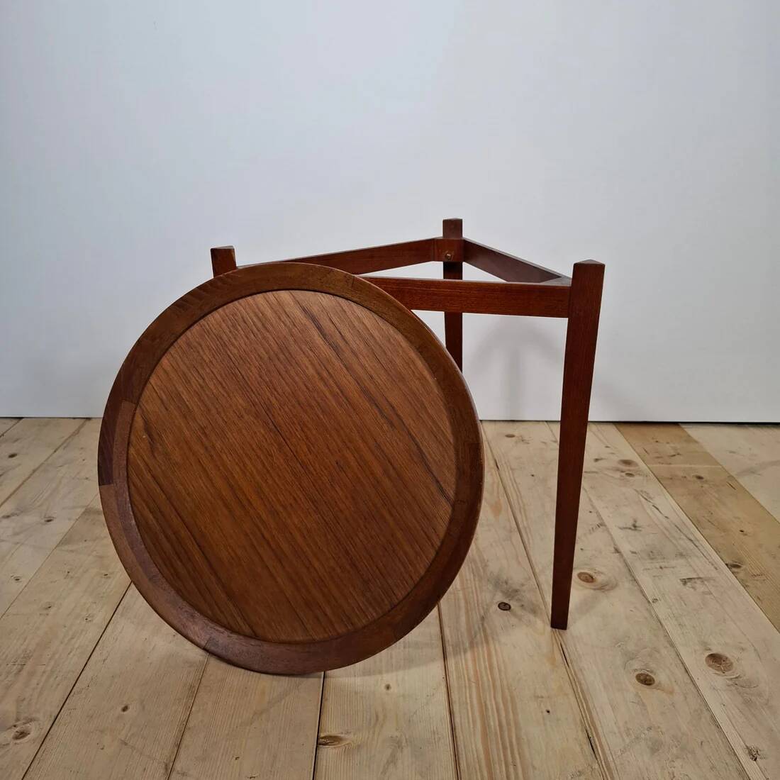 Round teak coffee table – Mid-century modern design, 1960s, Scandinavian elegance